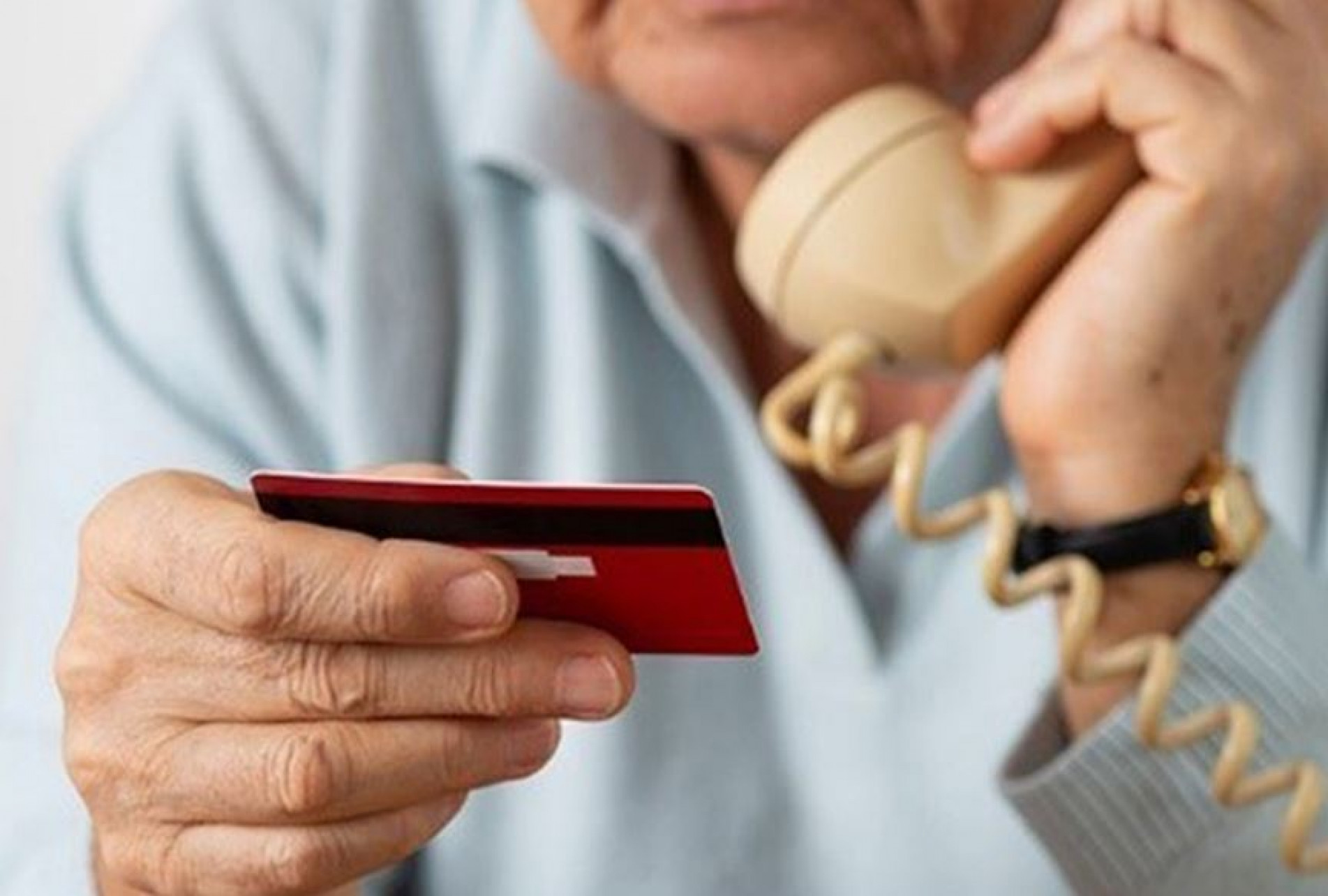 Em algumas situações, o próprio idoso fornece seus dados pessoais aos fraudadores