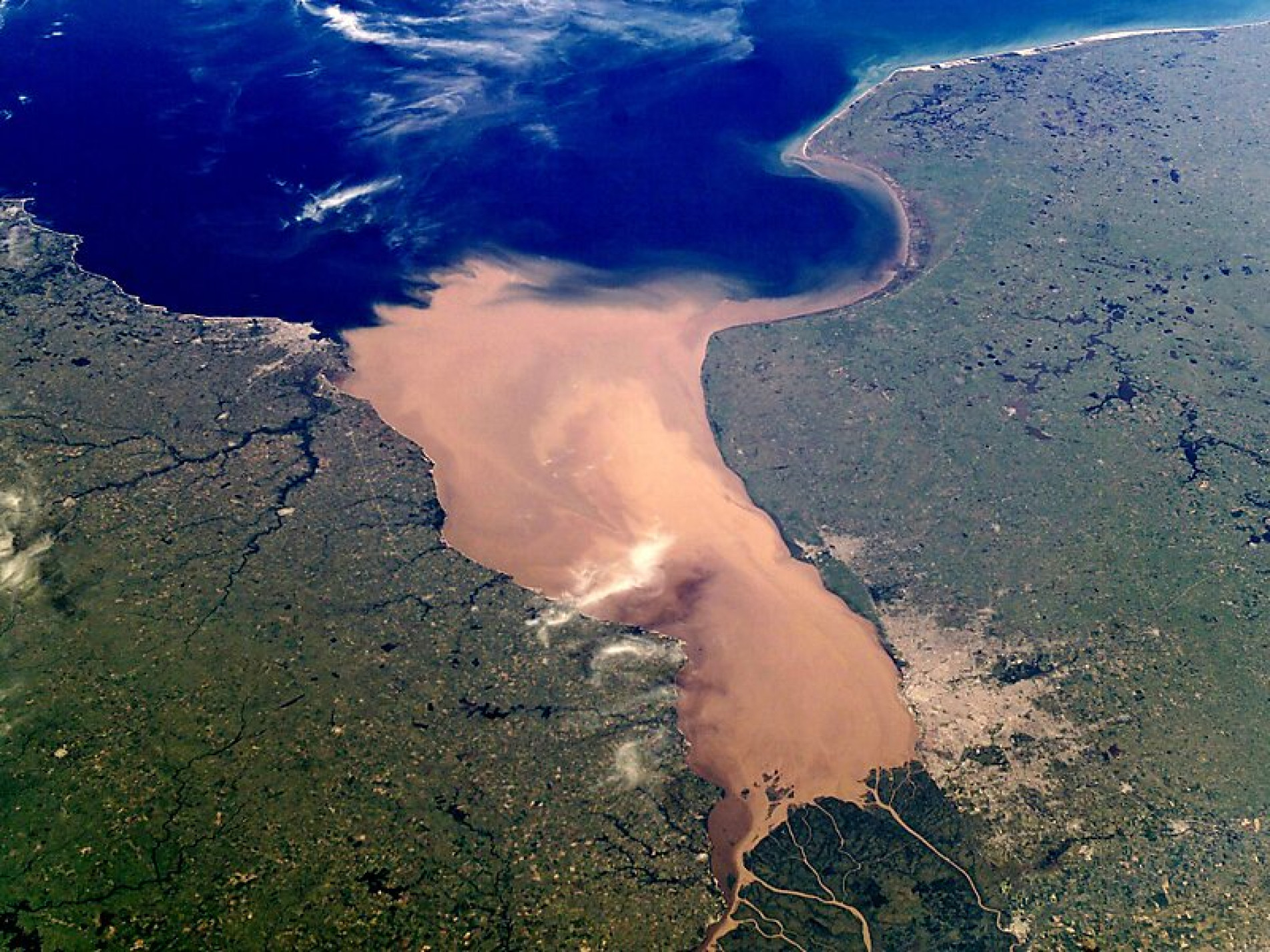 O rio da Prata é o estuário criado pelo deságue das águas dos rios Paraná e Uruguai e do oceano