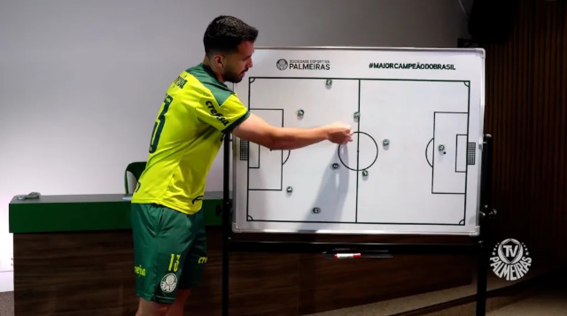 Luan, zagueiro do Palmeiras, concluiu curso da Licença B na CBF 