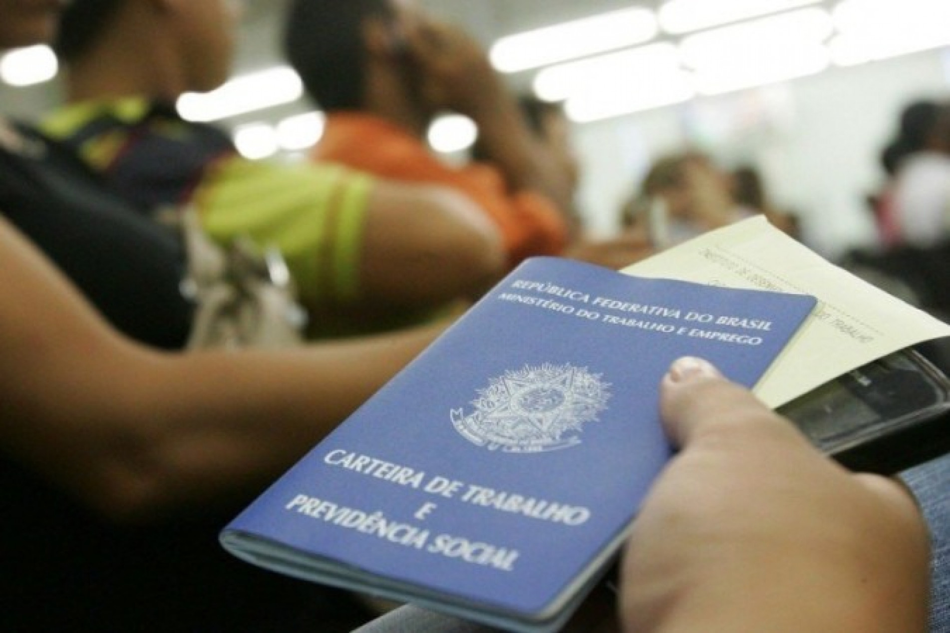 A taxa de desemprego no Brasil caiu para 7,7% no terceiro trimestre deste ano, menor nível  desde o último trimestre de 2014 (6,6%) 