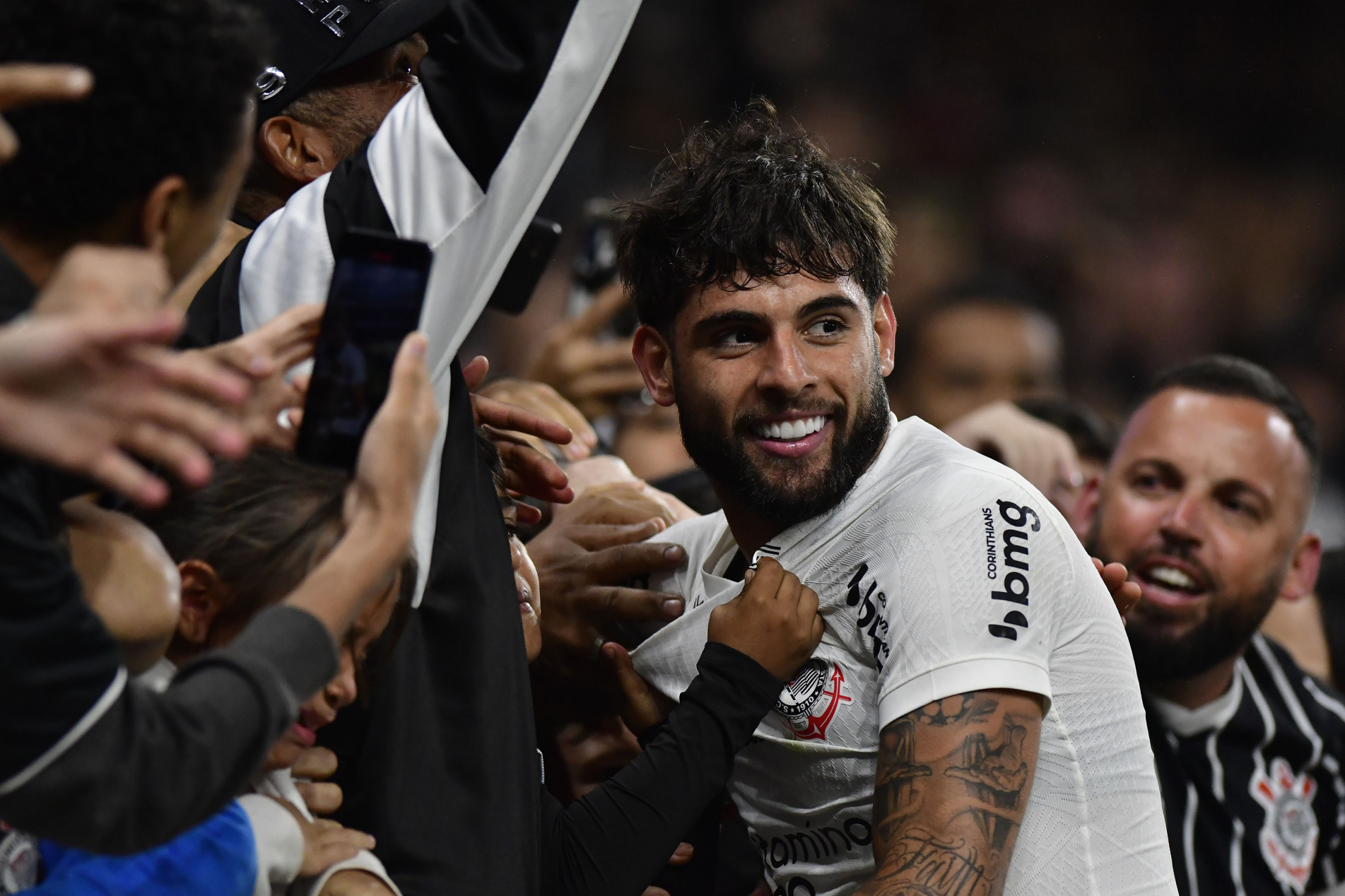 Yuri Alberto festejou gol no meio da torcida
