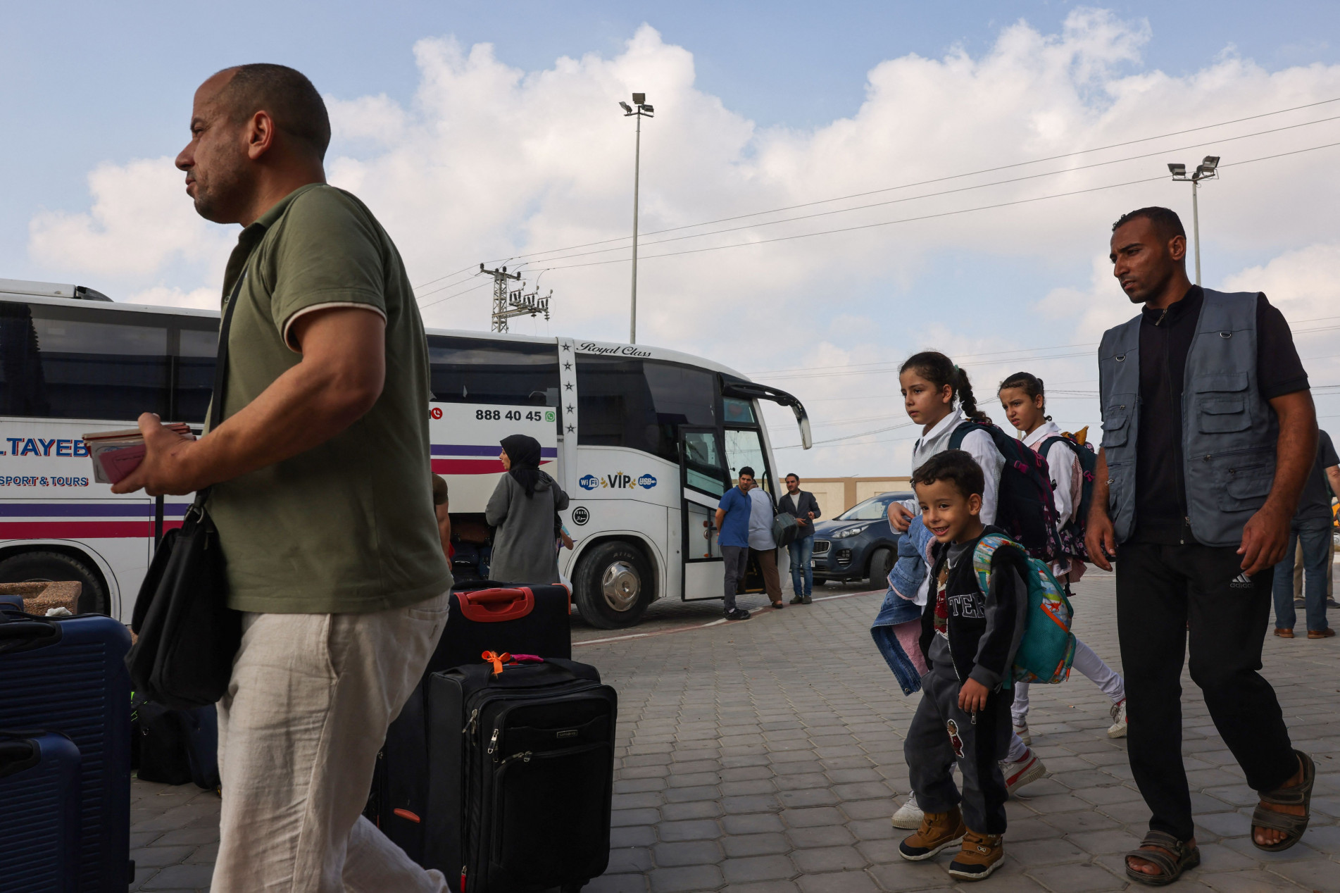 Saída de cidadãos de outros países e feridos é feita por Rafah, na fronteira com o Egito