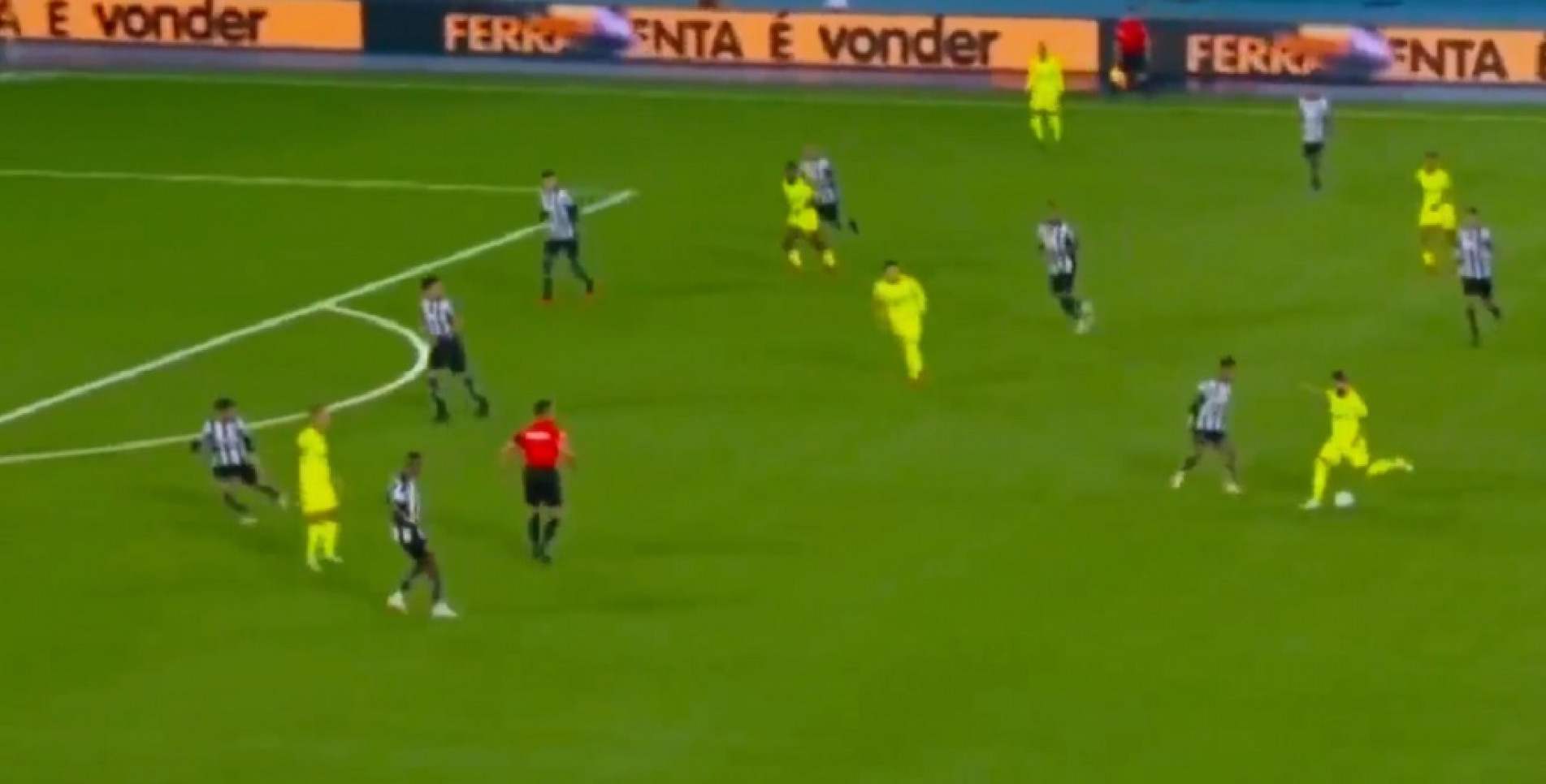 A partida começou com o Botafogo mais valente, pressionando o Palmeiras no ataque