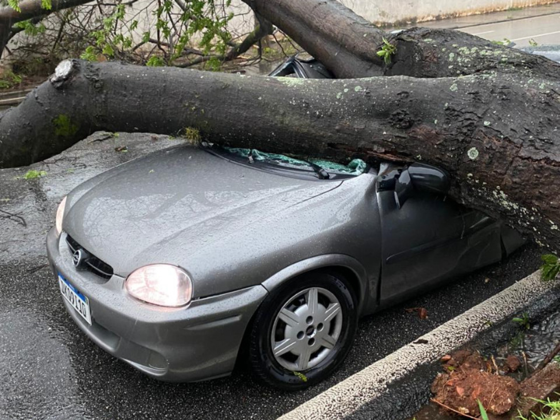 Tempestade causa estragos em diversos bairros de Sorocaba