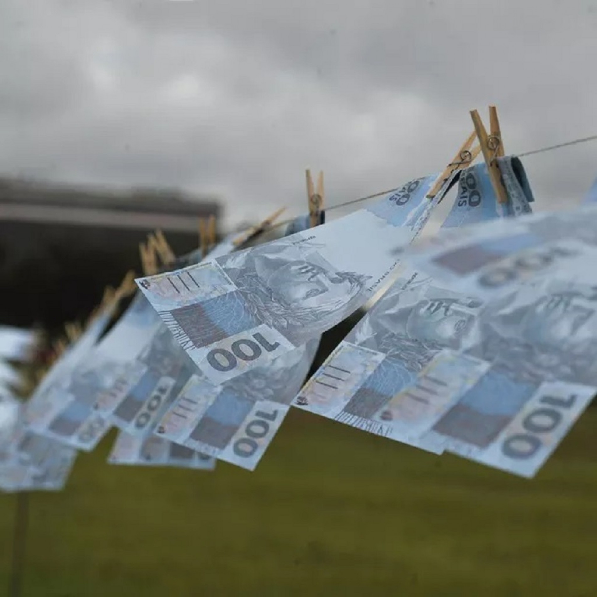 A primeira delas foi o peteleco que o presidente Lula deu na lei complementar do arcabouço fiscal