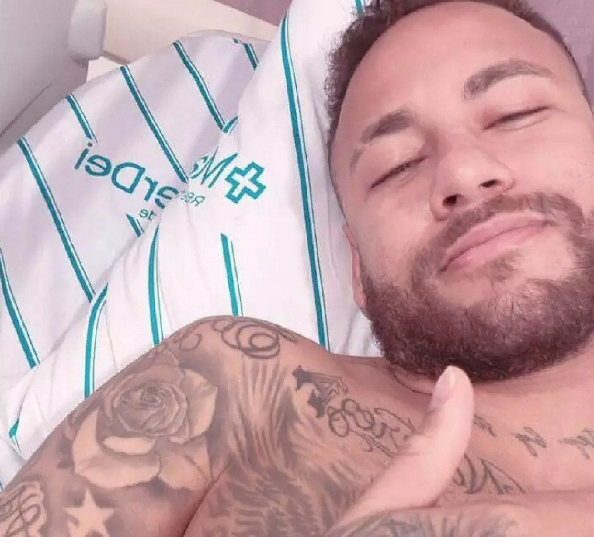 Neymar passou por cirurgia para tratamento de lesões no joelho 