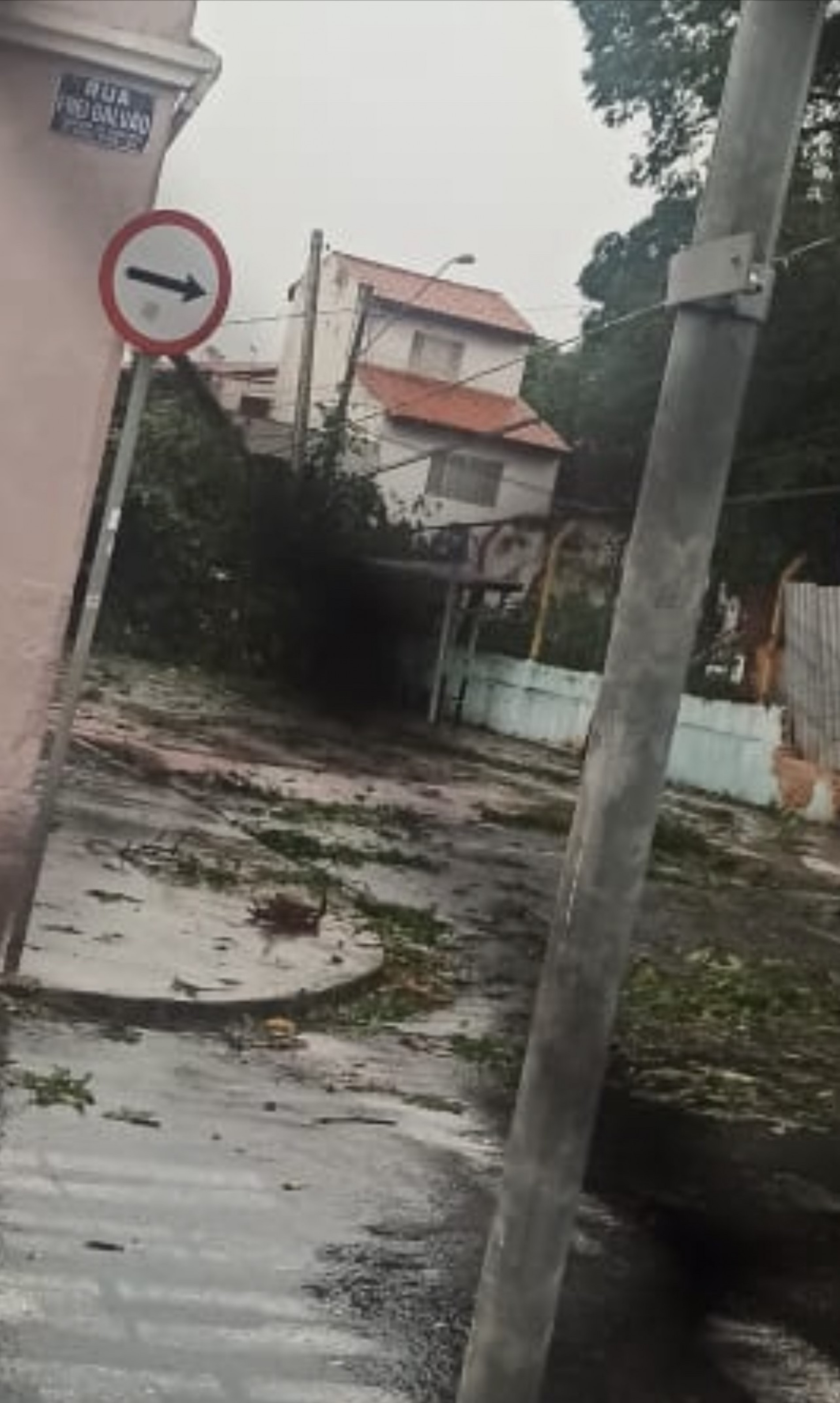 Alguns bairros ainda sem energia também estão sem água neste domingo (5)