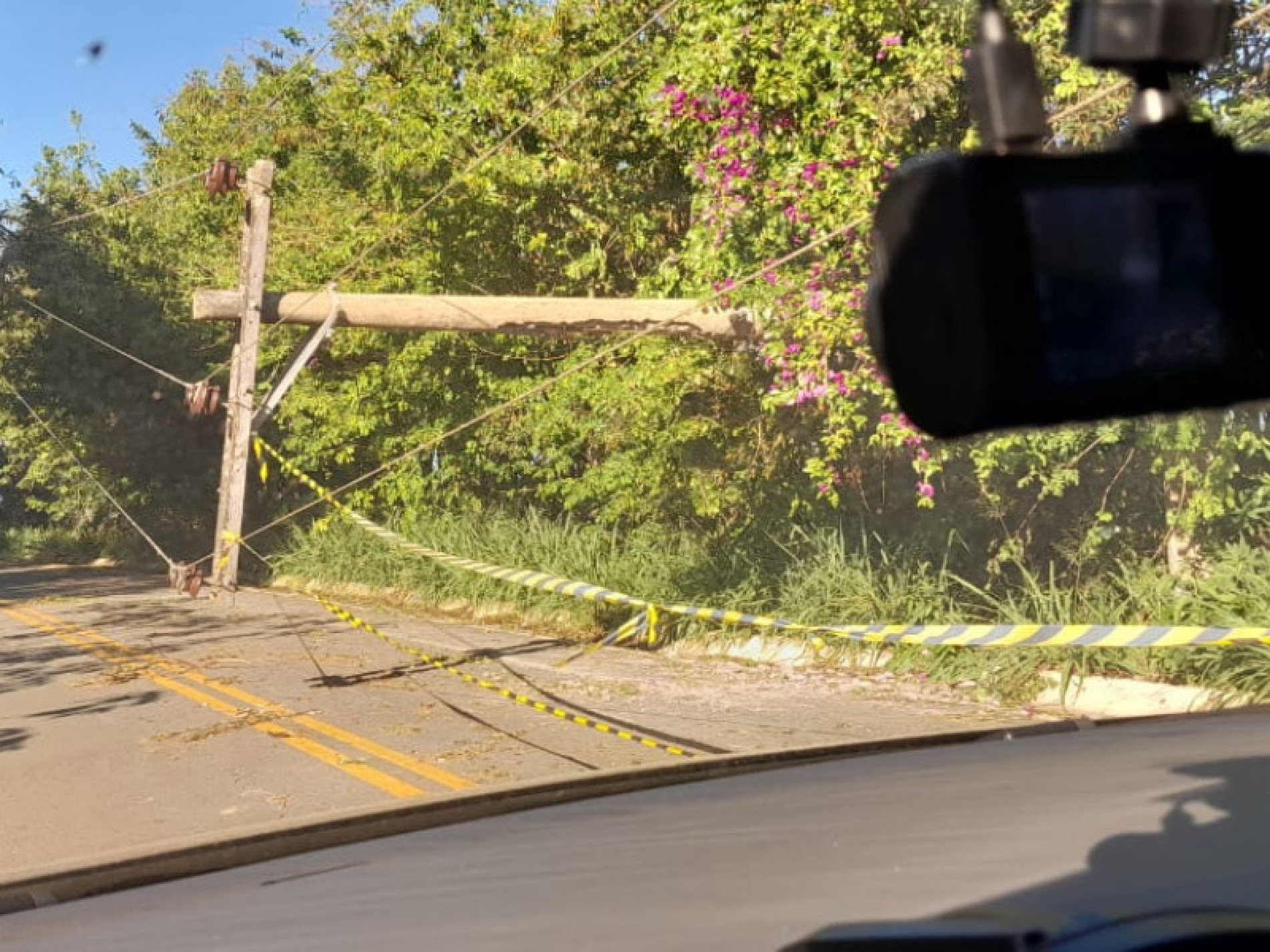 Durante a tempestade, além das árvores, aconteceu a queda de um poste da rede elétrica