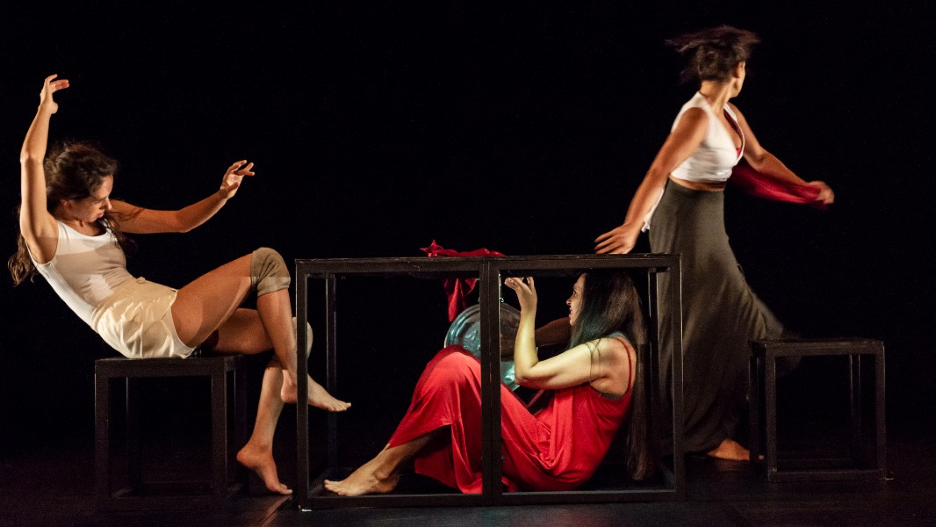 A montagem conta com três atrizes/dançarinas em cena: Camila Guerra, Naira Carneiro e Renata Rezende