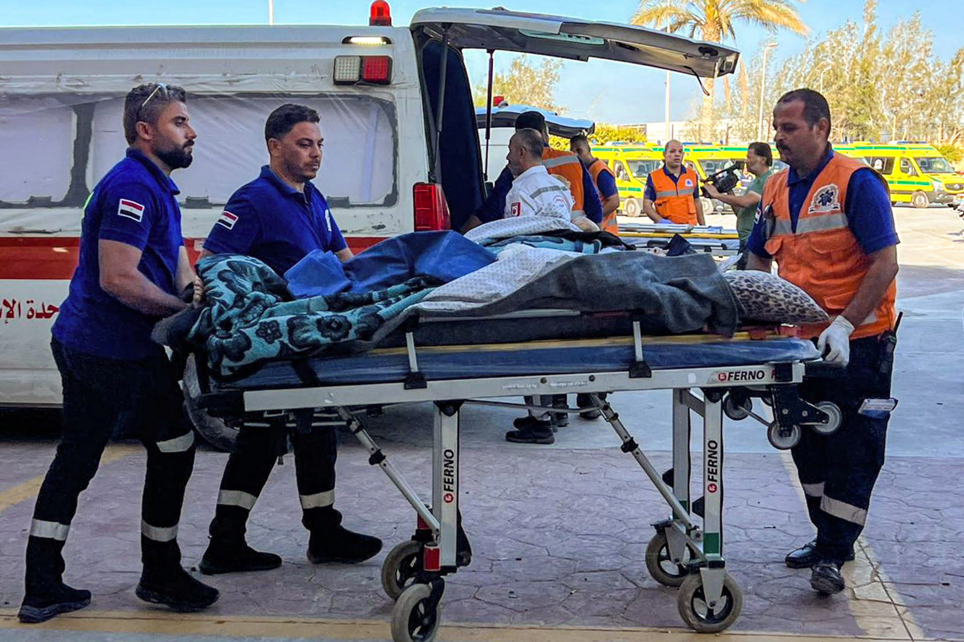 Paramédicos egípcios socorrem uma palestina em Rafah
