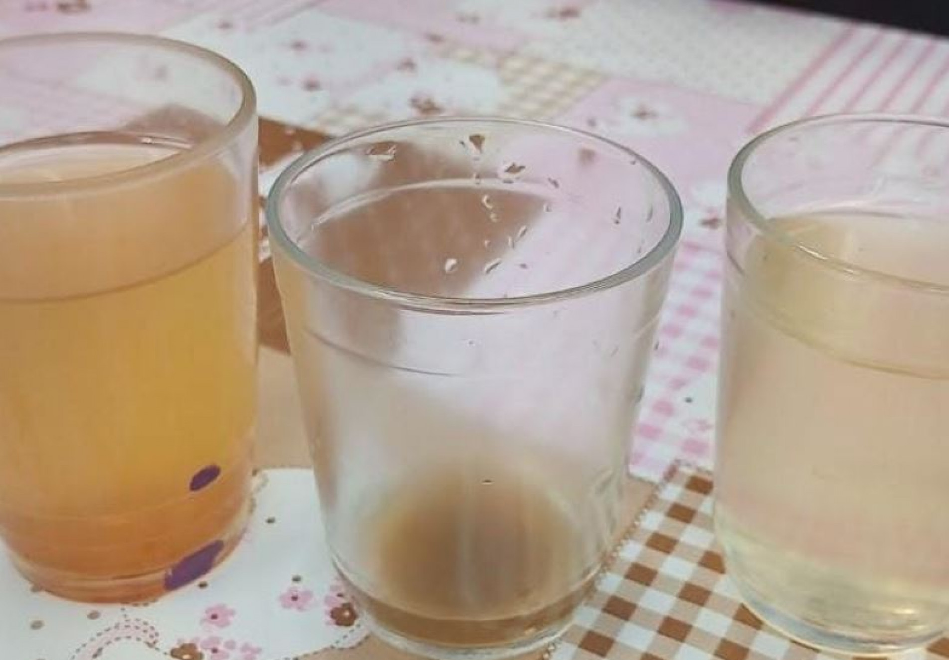 Moradores relatam que algumas torneiras a água sai incolor, mas com forte cheiro. Em outras casas, há coloração amarelada e odor