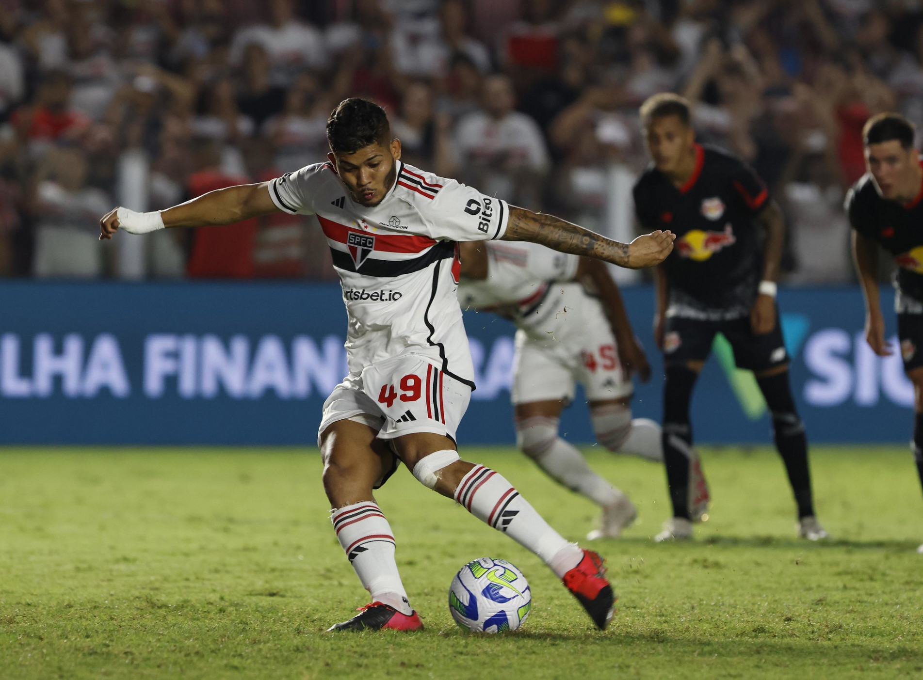 Erison, convertendo pênalti, deu a vitória ao Tricolor