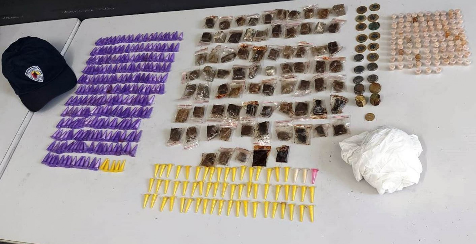 Foram encontradas 298 porções de cocaína, 103 de crack e 75 de maconha, além de um pacote, contendo mais uma porção a granel dessa mesma droga