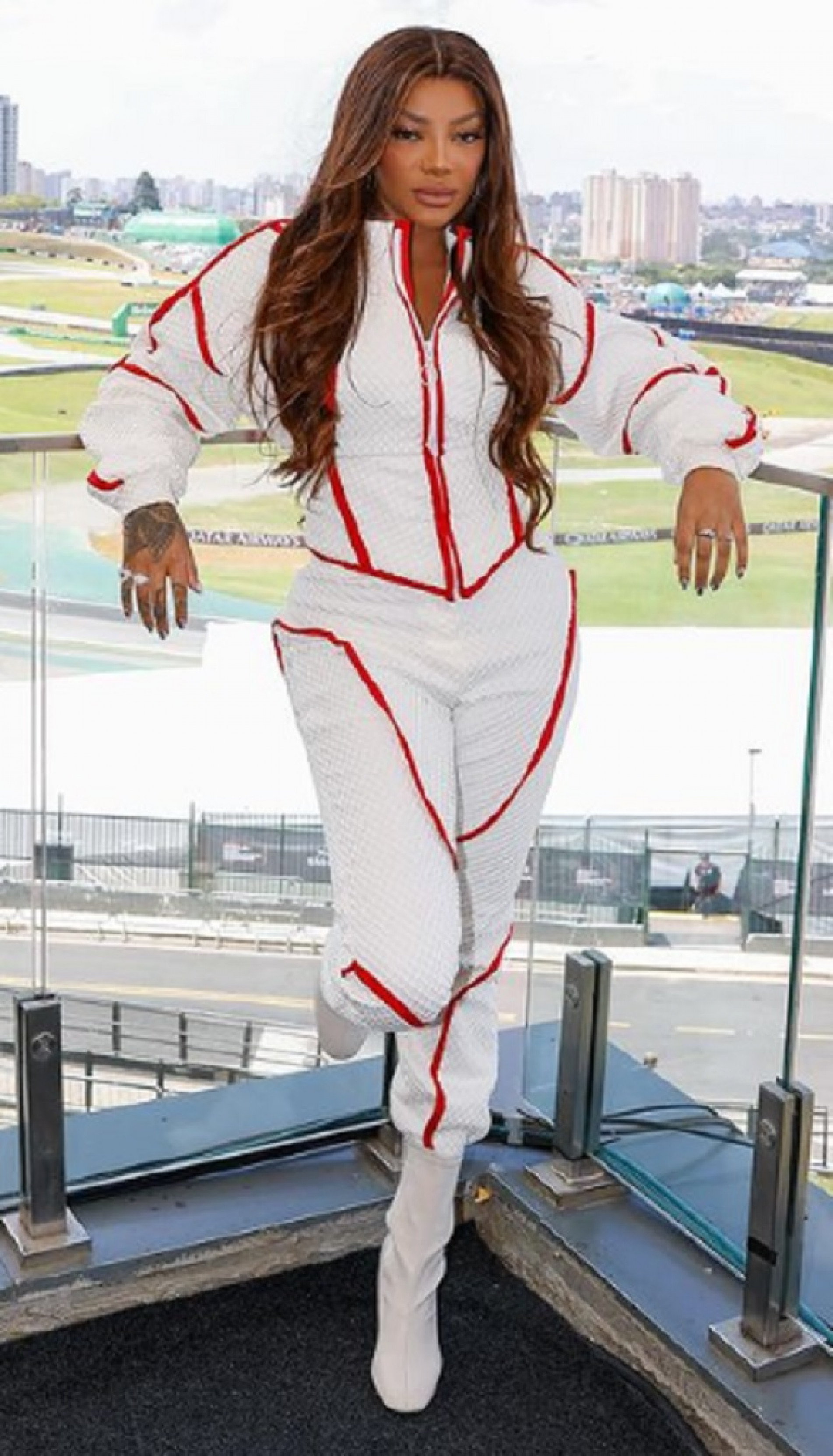 A cantora Ludmilla, antes da execução do Hino Nacional