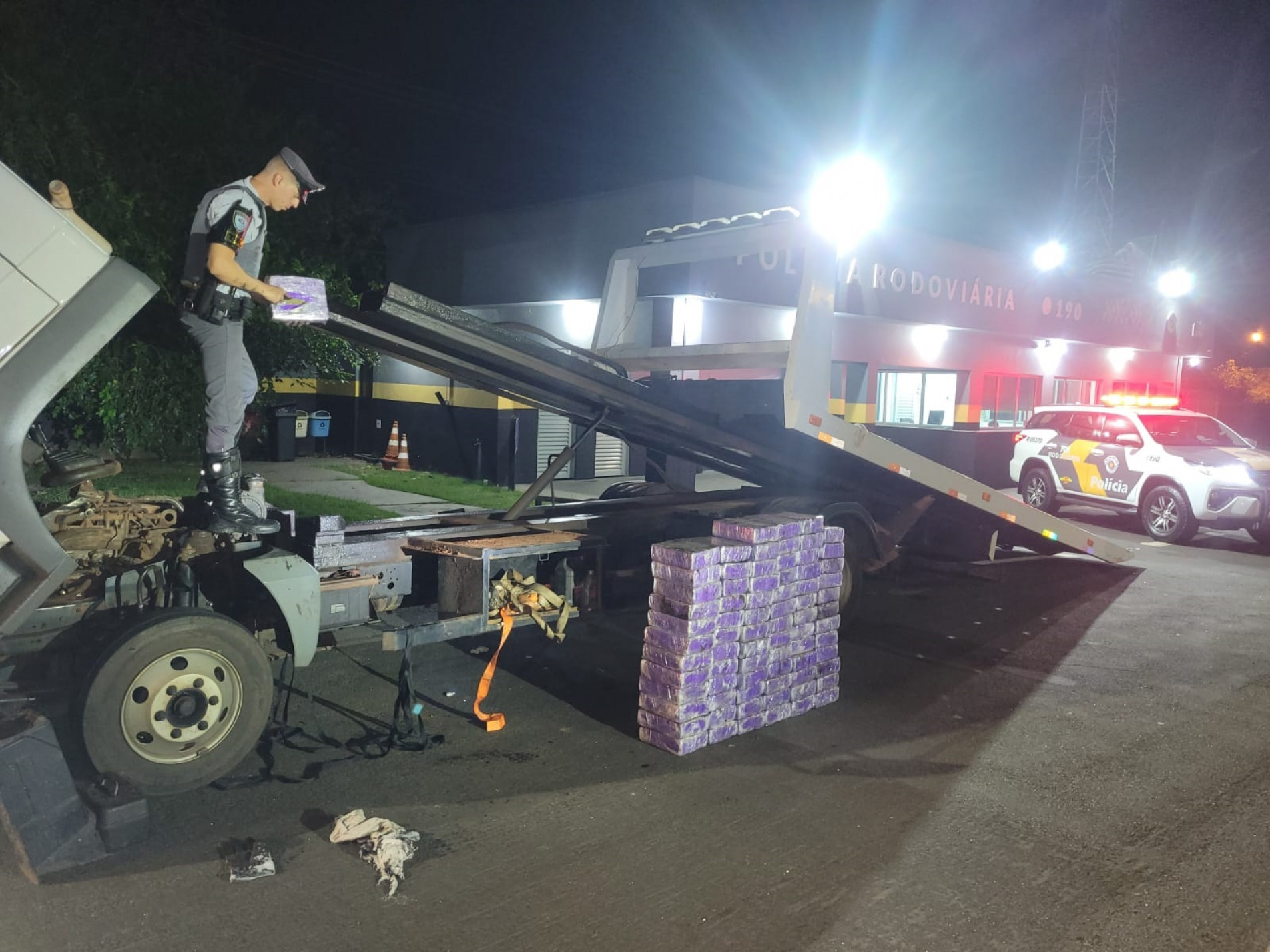 Foram duas ações no mesmo dia; em um dos casos, droga estava na carcaça de um caminhão