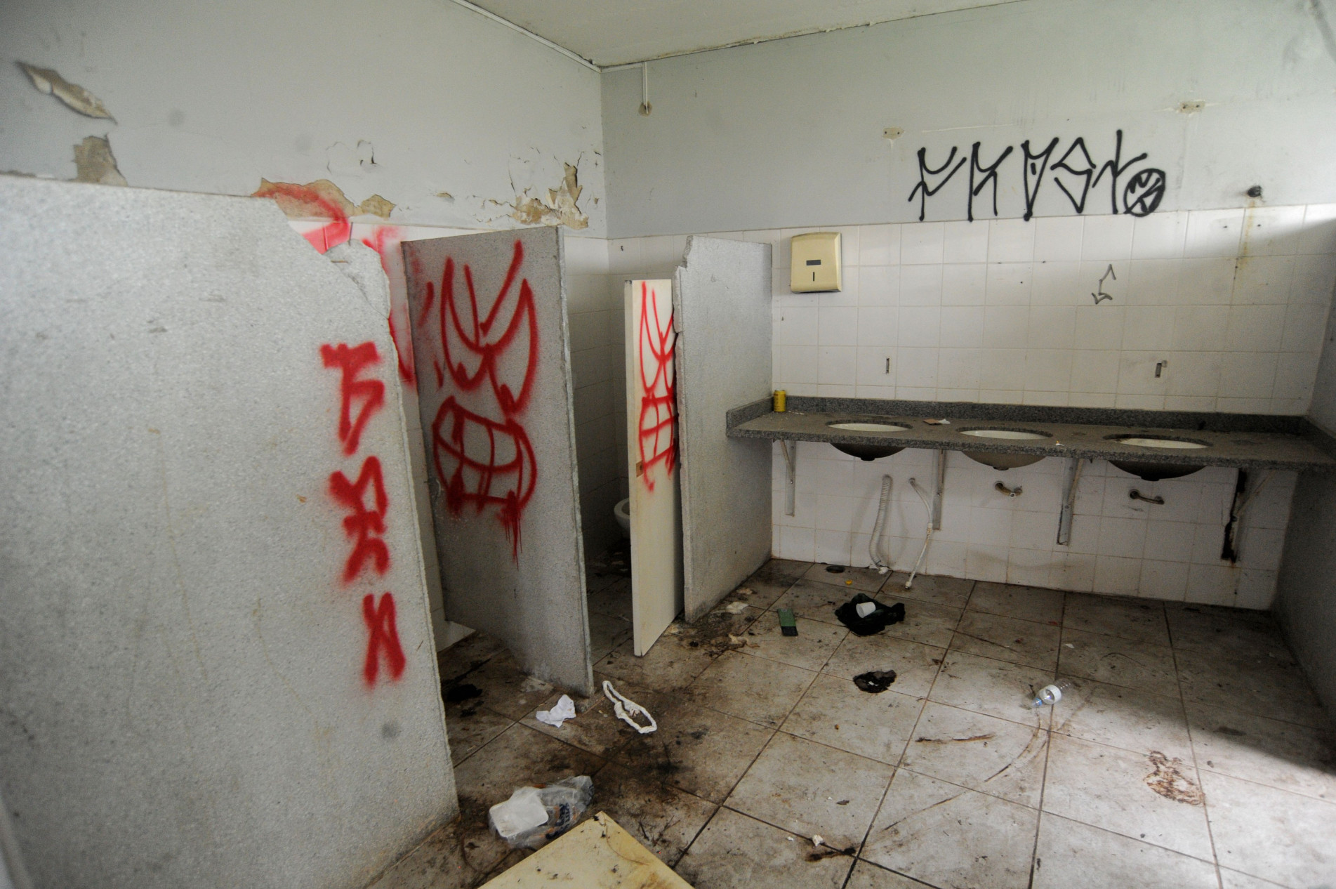 Destruído e aberto, o vestiário do teatro de arena virou abrigo para pessoas em situação de rua e usuários de drogas que frequentam o parque à noite