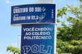 Na entrada e saída do grupo empresarial, o totem do jornal Cruzeiro do Sul, da rádio Cruzeiro FM e do Colégio Politécnico recepciona os visitantes - Rádio Cruzeiro FM 92,3