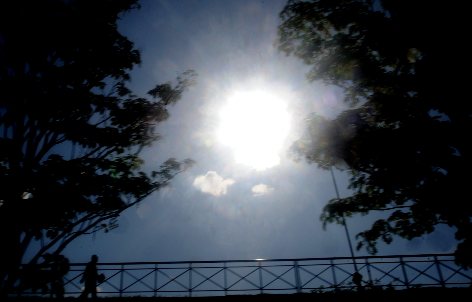 Apesar das altas temperaturas, h&aacute; possibilidade de chuva para alguns dias da semana