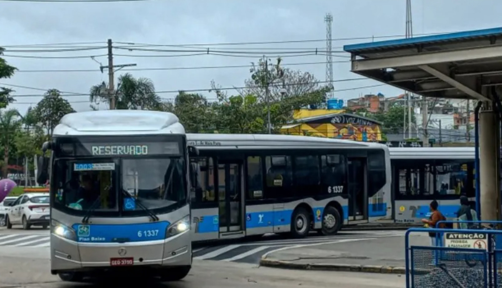 Veículos só começaram a deixar a garagem com uma hora de atraso. Foi necessário acionar a operação Paese