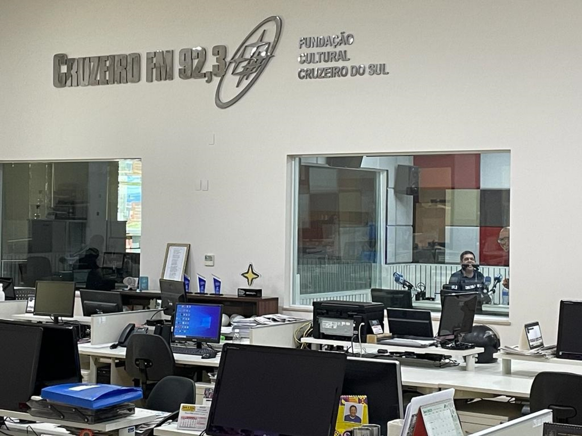 Estúdios da emissora têm equipamentos tecnológicos de ponta