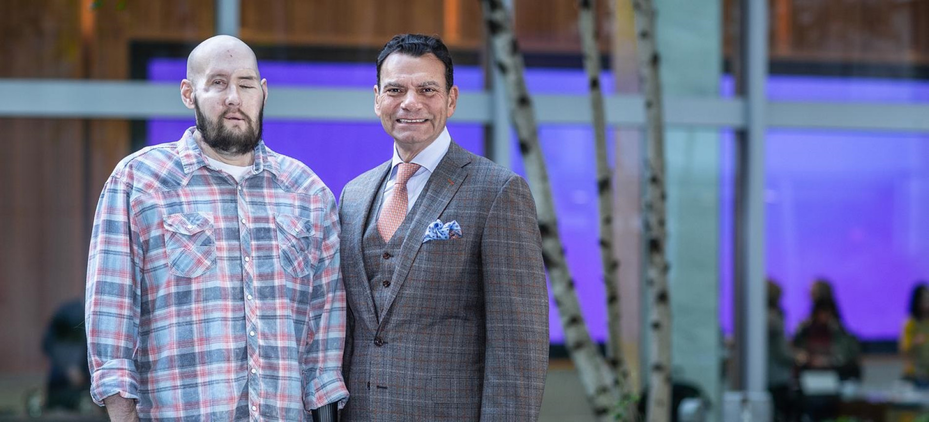 O paciente Aaron James e o cirurgião Eduardo Rodriguez