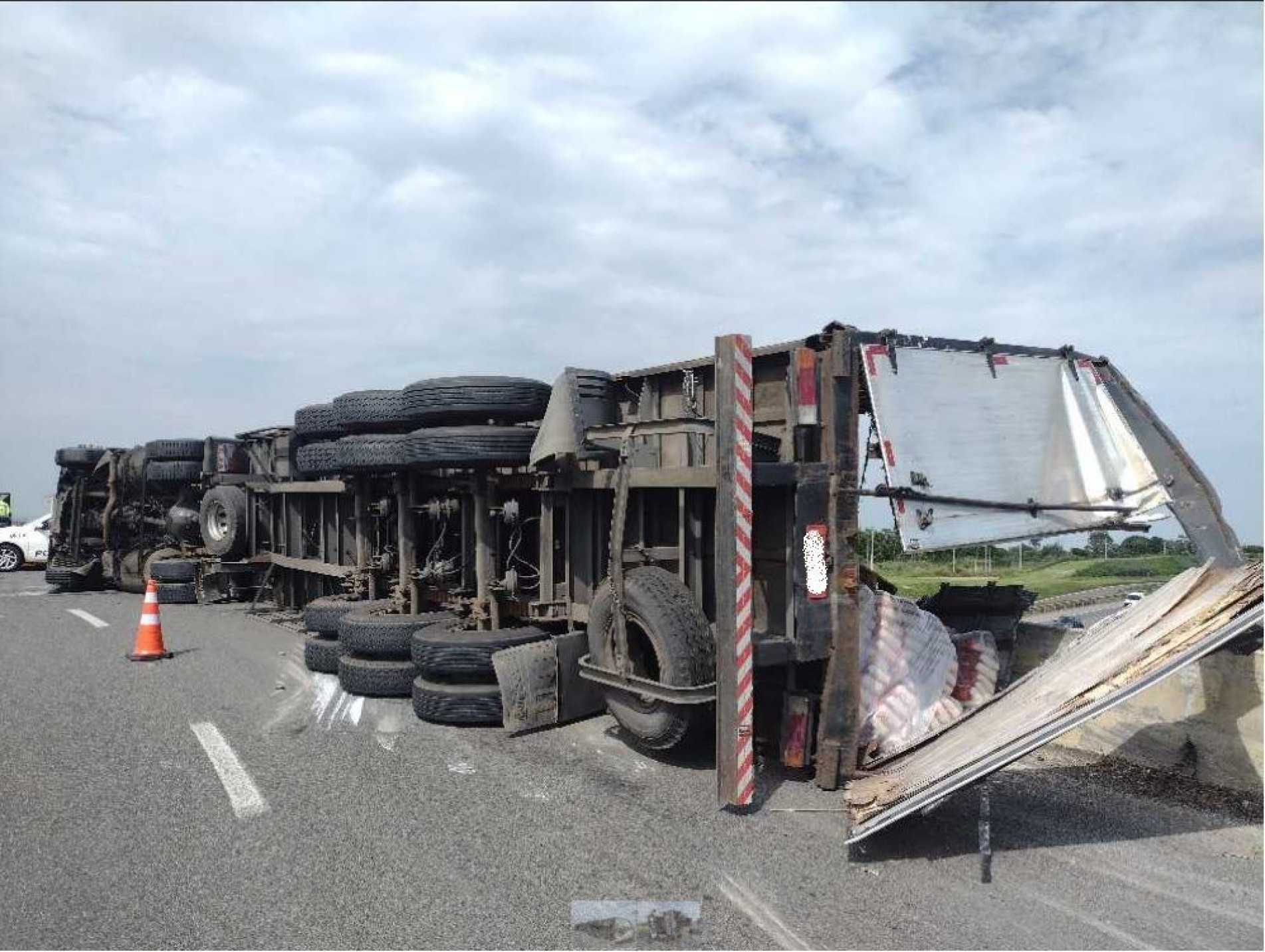 Acidente com carreta de arroz deixa duas vítimas graves na Castelo Branco