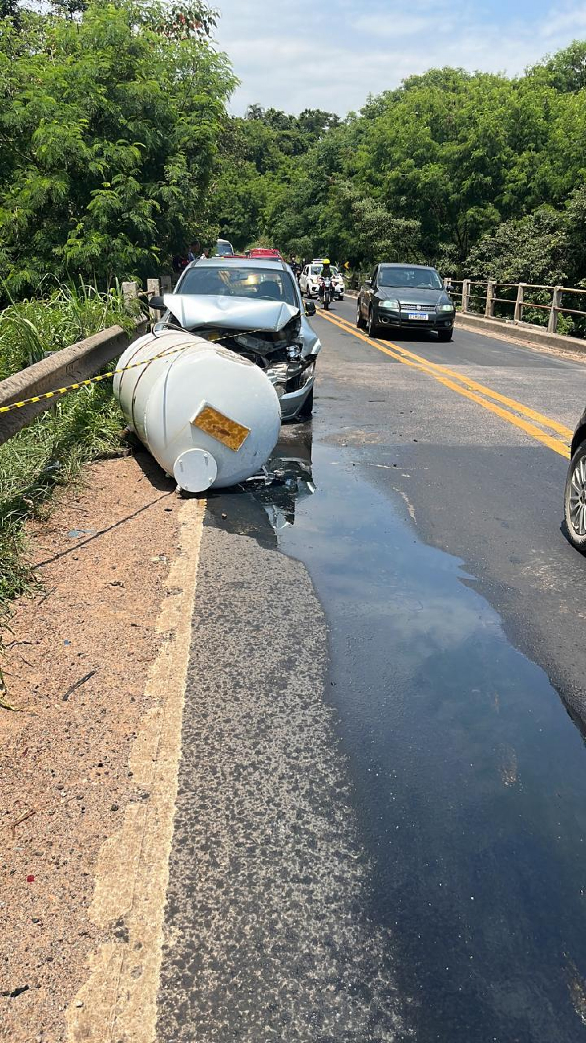 O tanque despredeu e atingiu a parte da frente do veículo