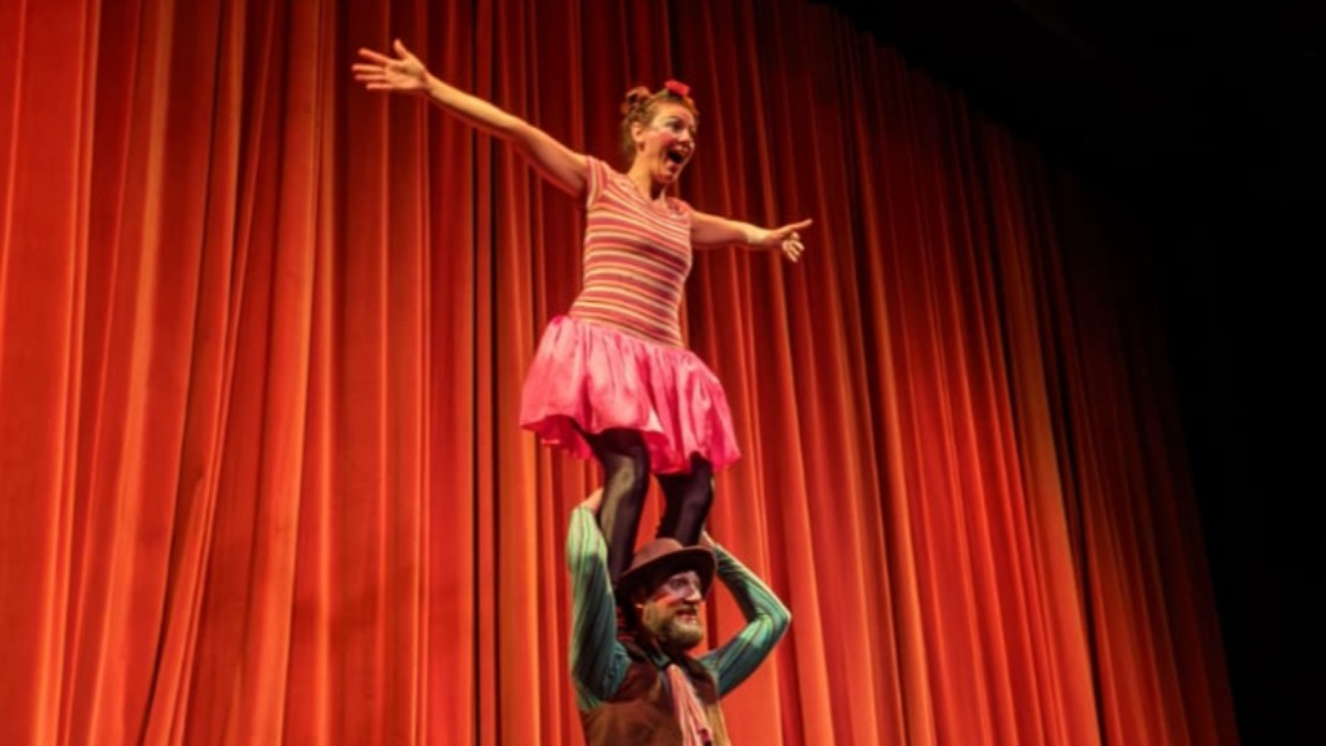 Dupla encontra baú no fundo do mar e tentra abri-lo