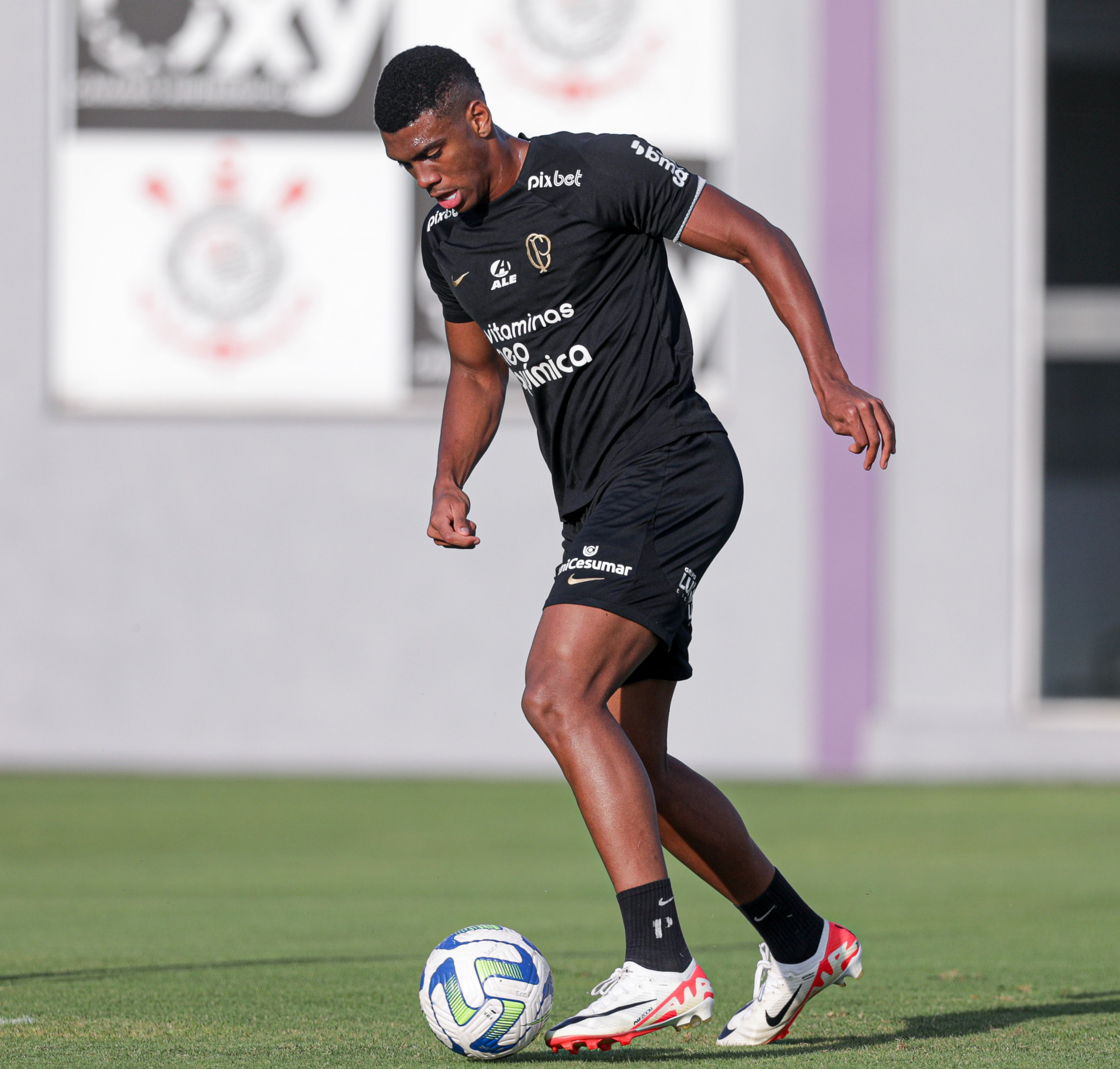 Felipe Augusto pode ganhar a vaga de Yuri Alberto