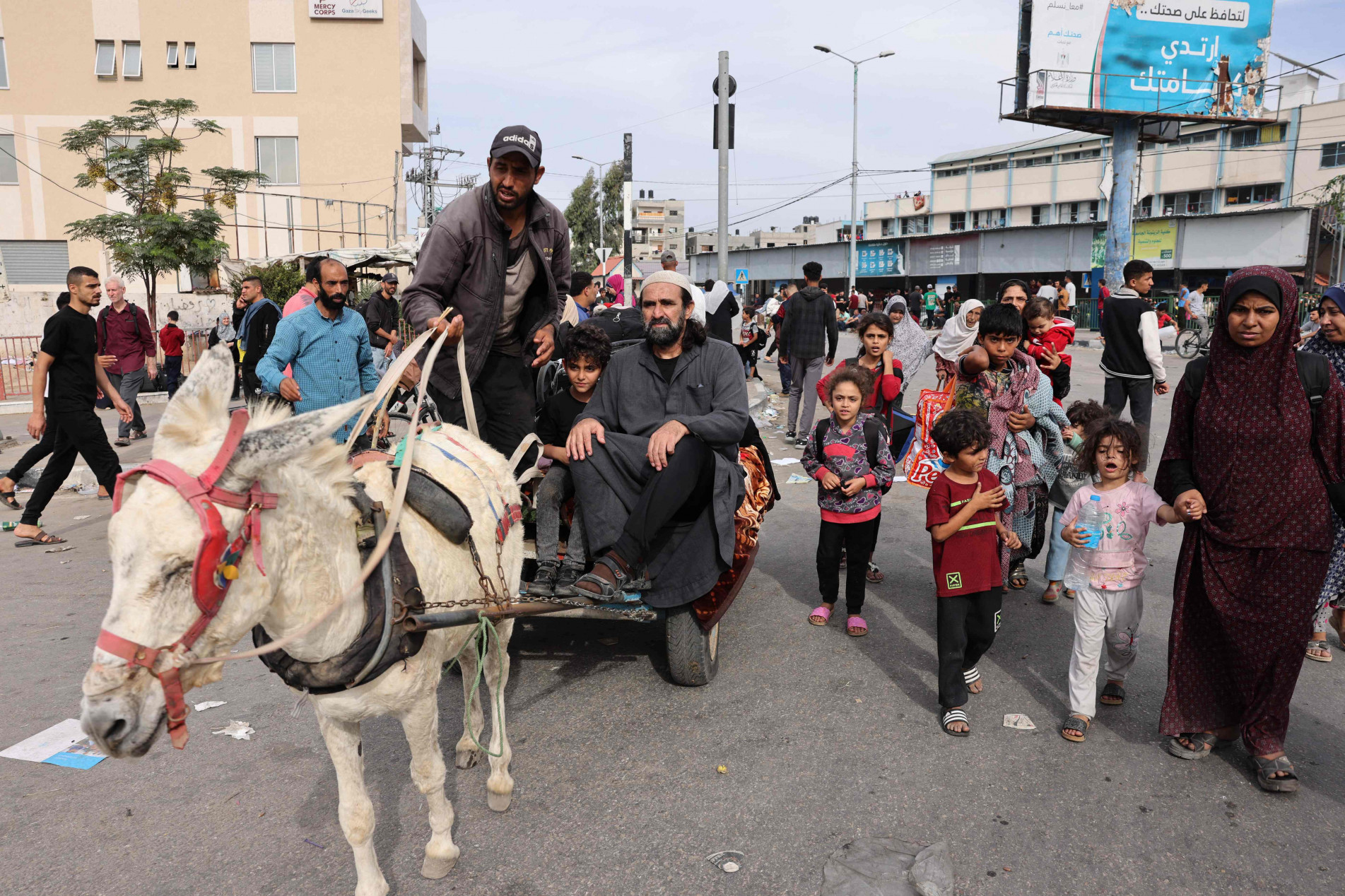 Exército faz pausas para permitir saída de palestinos 