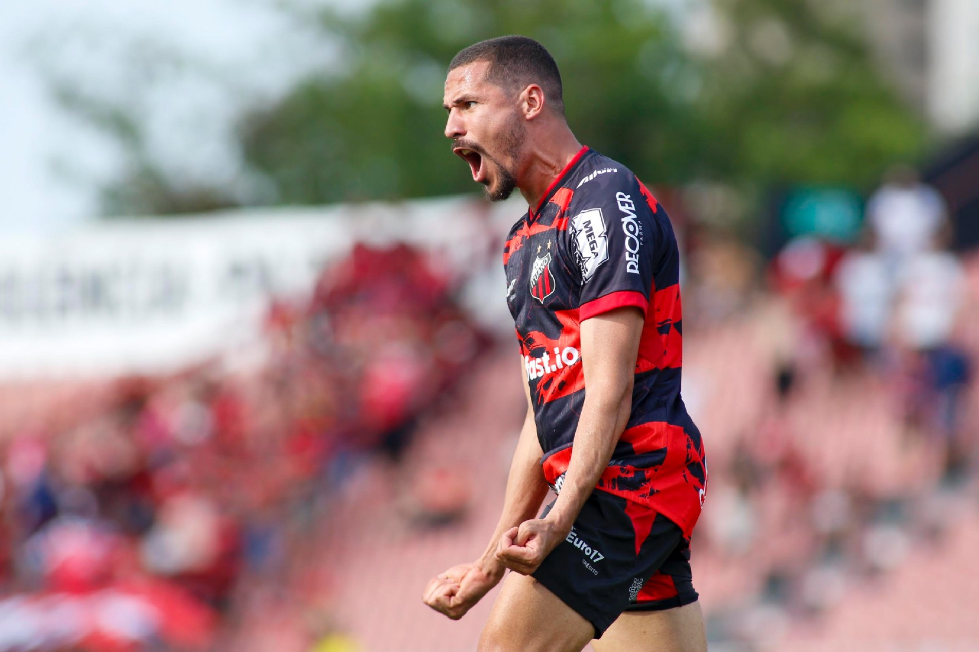 Mário Sérgio abriu o placar para o Galo, de cabeça