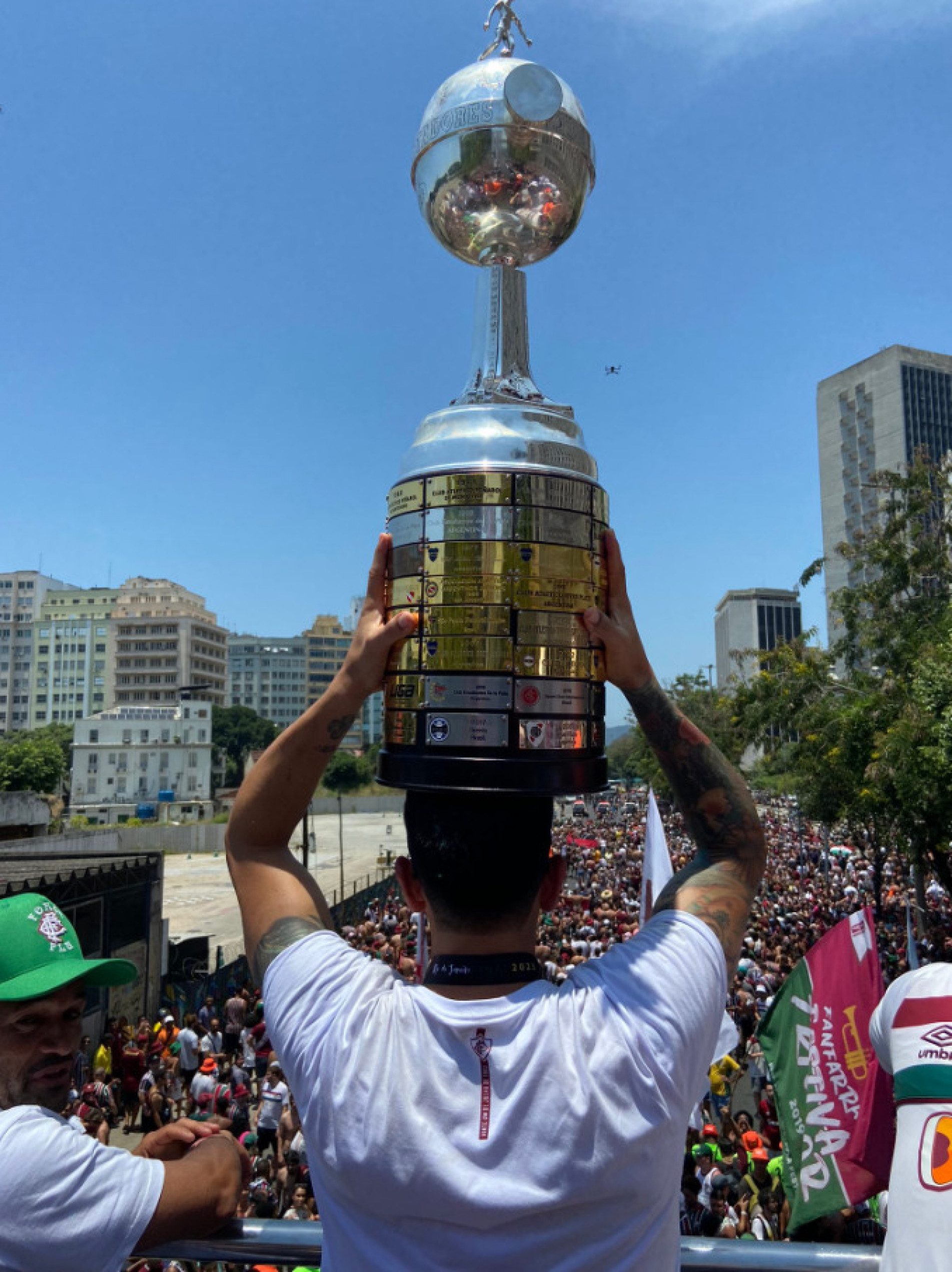 Comissão e jogadores ficaram no trio elétrico enquanto a torcida gritava e admirava -- de longe -- a taça