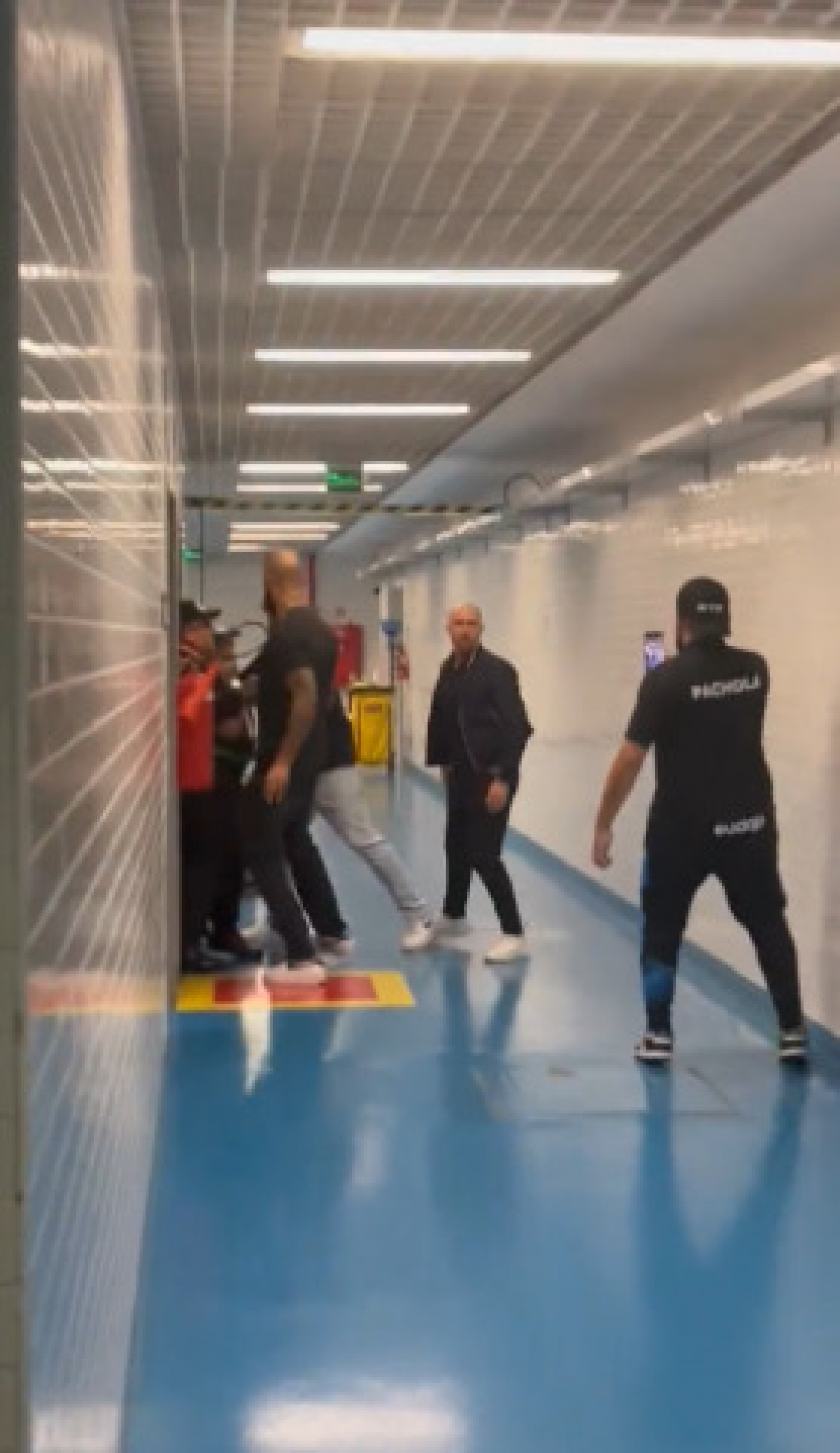 Alessandro, gerente do Corinthians, tenta invadir cabine do VAR
