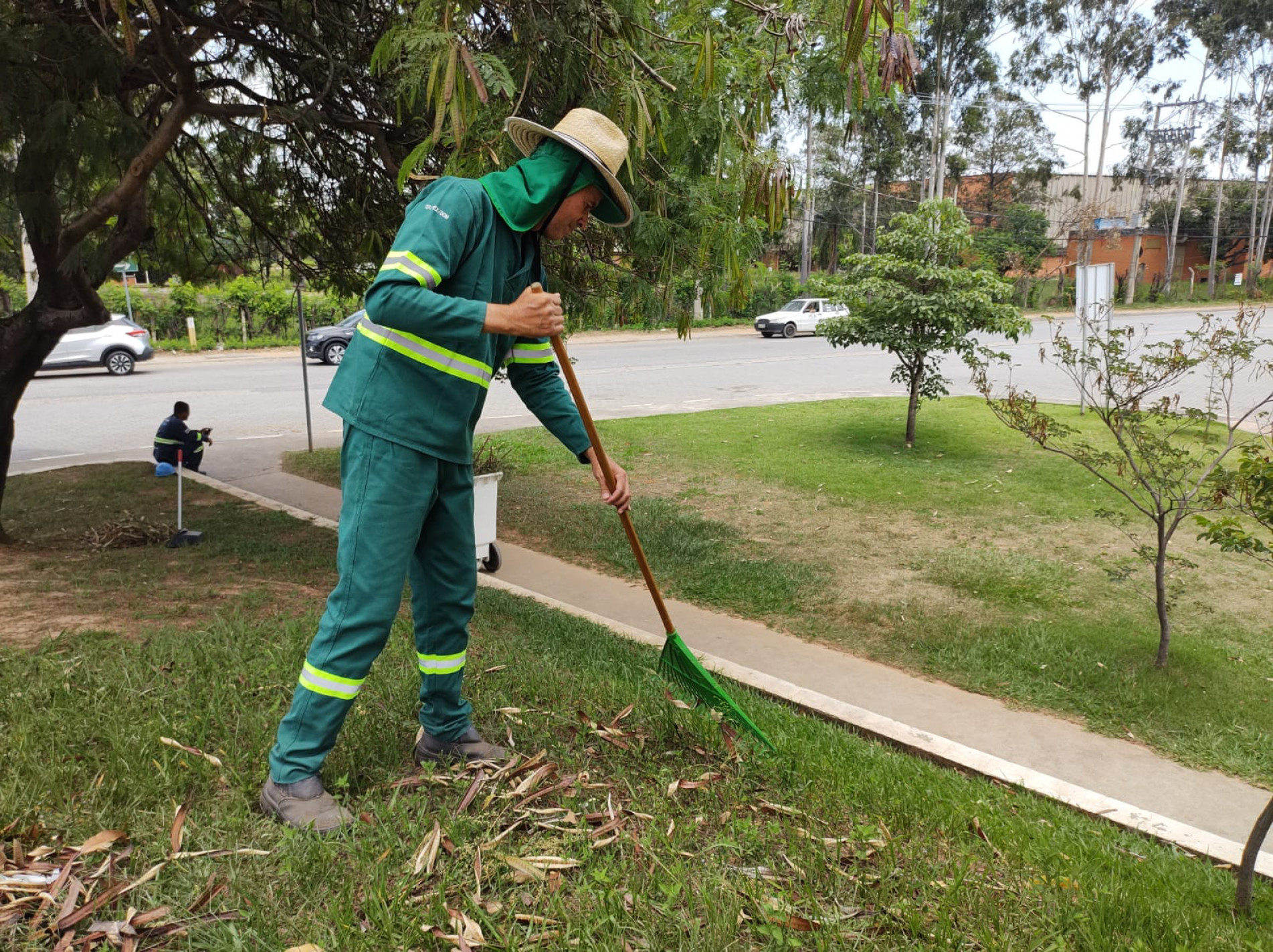 Mesmo utilizando calça e camisa compridas, chapéu e cobertura na nuca, o jardineiro David de Oliveira ainda precisa ficar à sombra em alguns momentos 