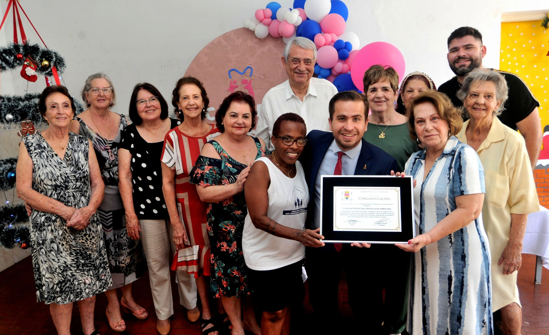 Diretoria, autoridades e convidados celebraram ontem os 80 anos da creche, que recebeu reconhecimento da Prefeitura e da Câmara