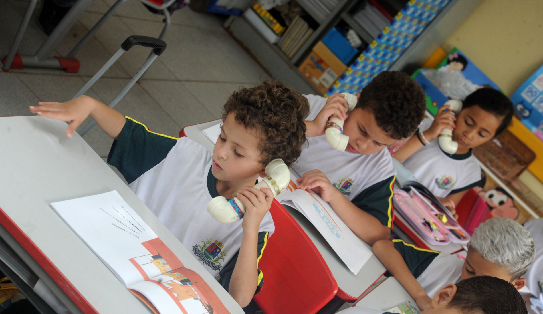 Parecido com um telefone, o brinquedo amplia a própria voz da pessoa em até 10 vezes