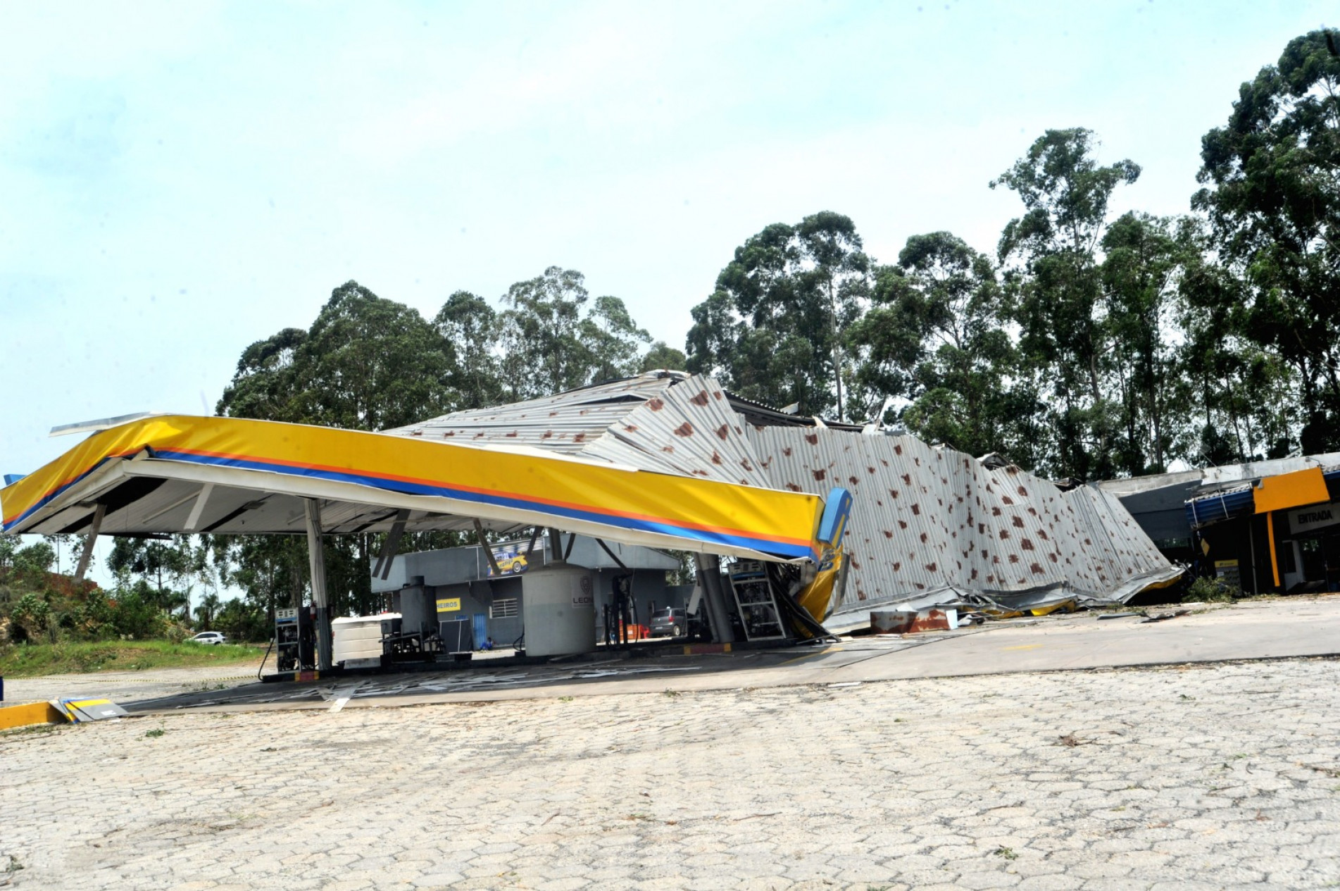 Vento forte derrubou a cobertura de um posto de combustíveis em Araçoiaba da Serra