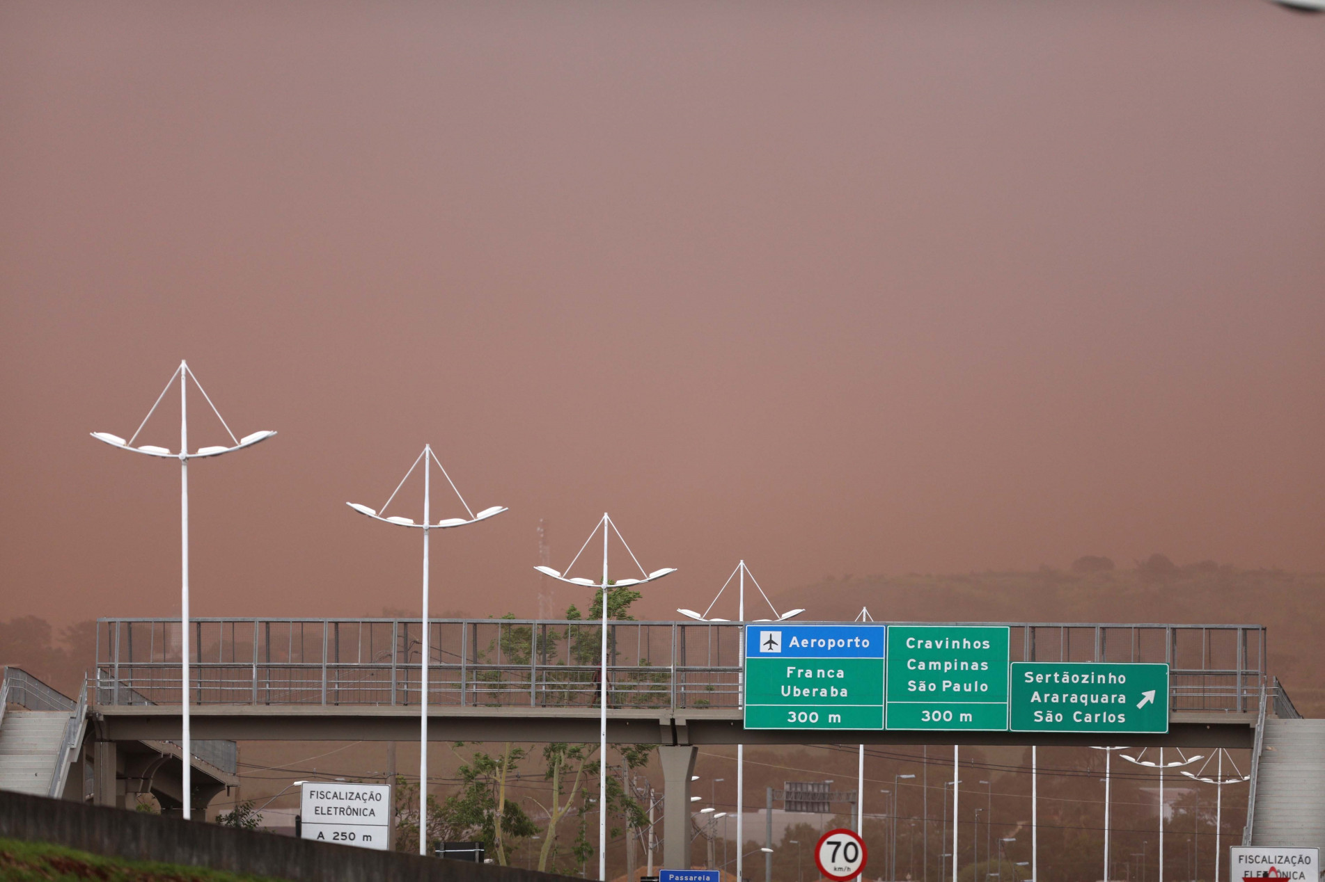 O fenômeno resulta de vento, baixa umidade e calor