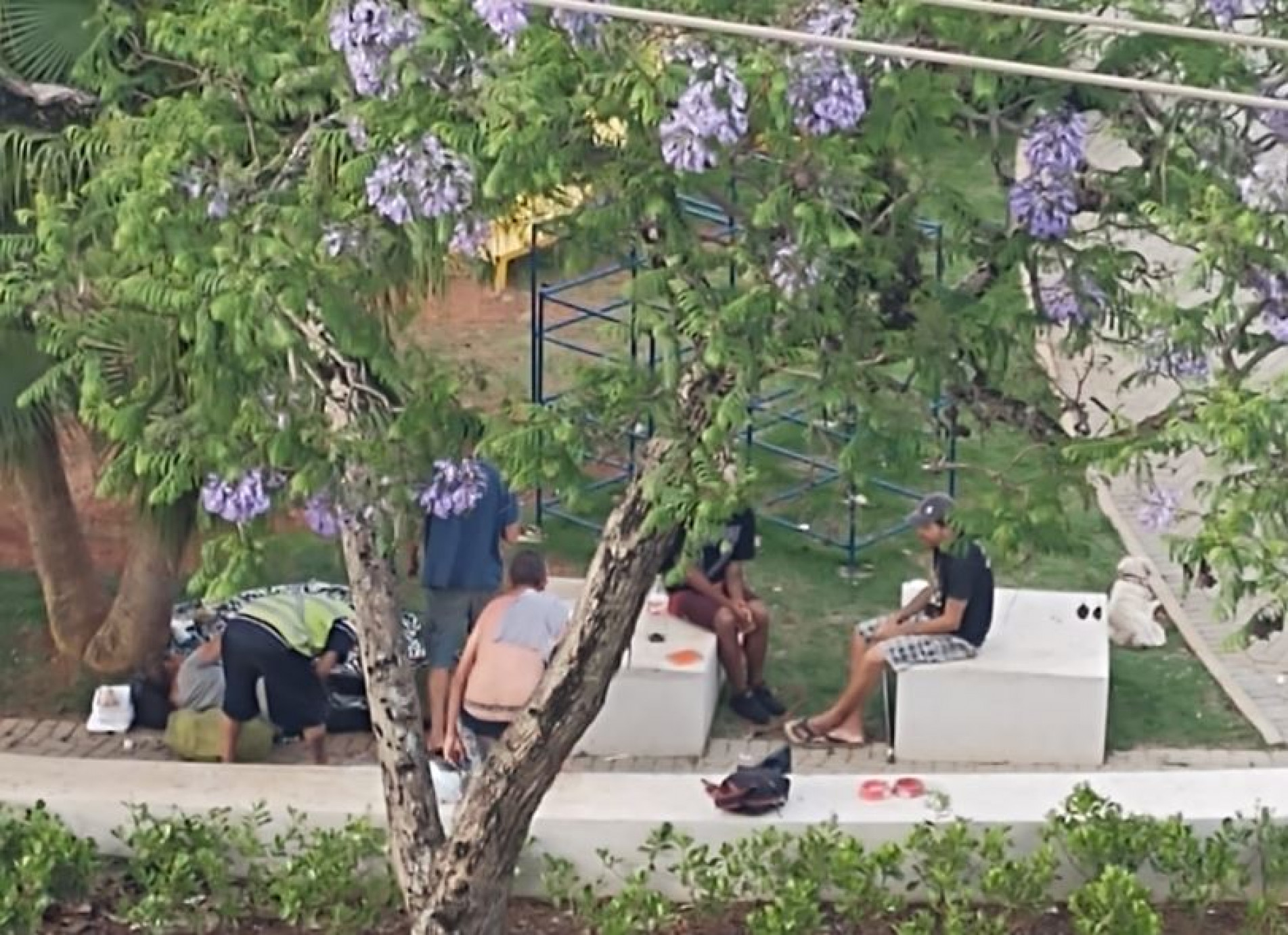 Moradores de prédios localizados no entorno da praça dizem que presenciam situações constrangedoras, como pessoas defecando