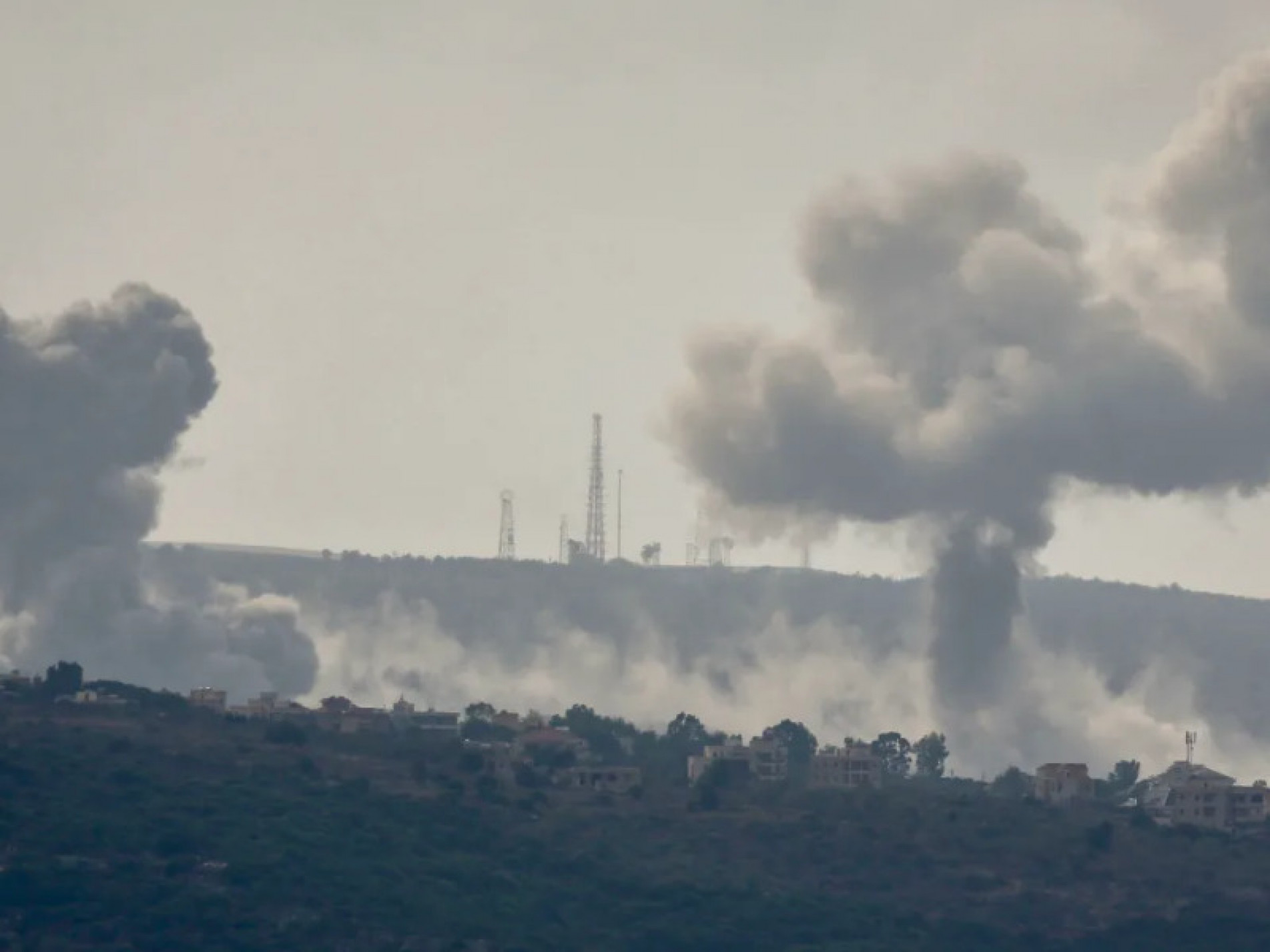 Nuvens de fumaça sobem nos arredores de Alma al-Shaab, ao longo da fronteira sul do Líbano com o norte de Israel, após bombardeios israelenses contra o grupo radical paramilitar Hezbollah 
