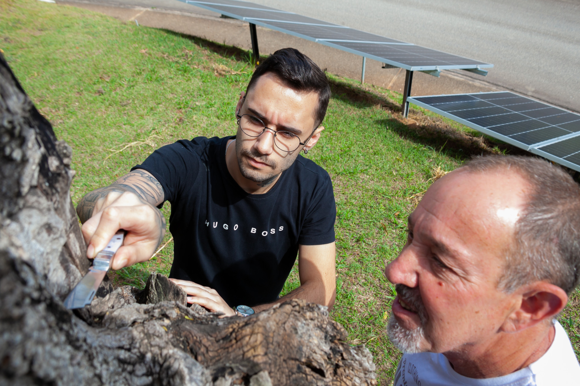 O estudante André R. Marra, do curso de graduação em Ciências Biológicas da Uniso (à esquerda), acompanhado pelo professor doutor Heitor Z. Fischer, enquanto inspecionam um tronco de árvore no Núcleo de Estudos Ambientais da Universidade