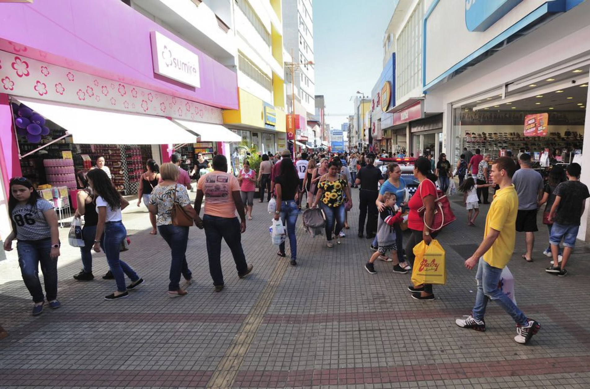 Dinheiro do 13º salário deve movimentar o comércio e impulsionar outros setores