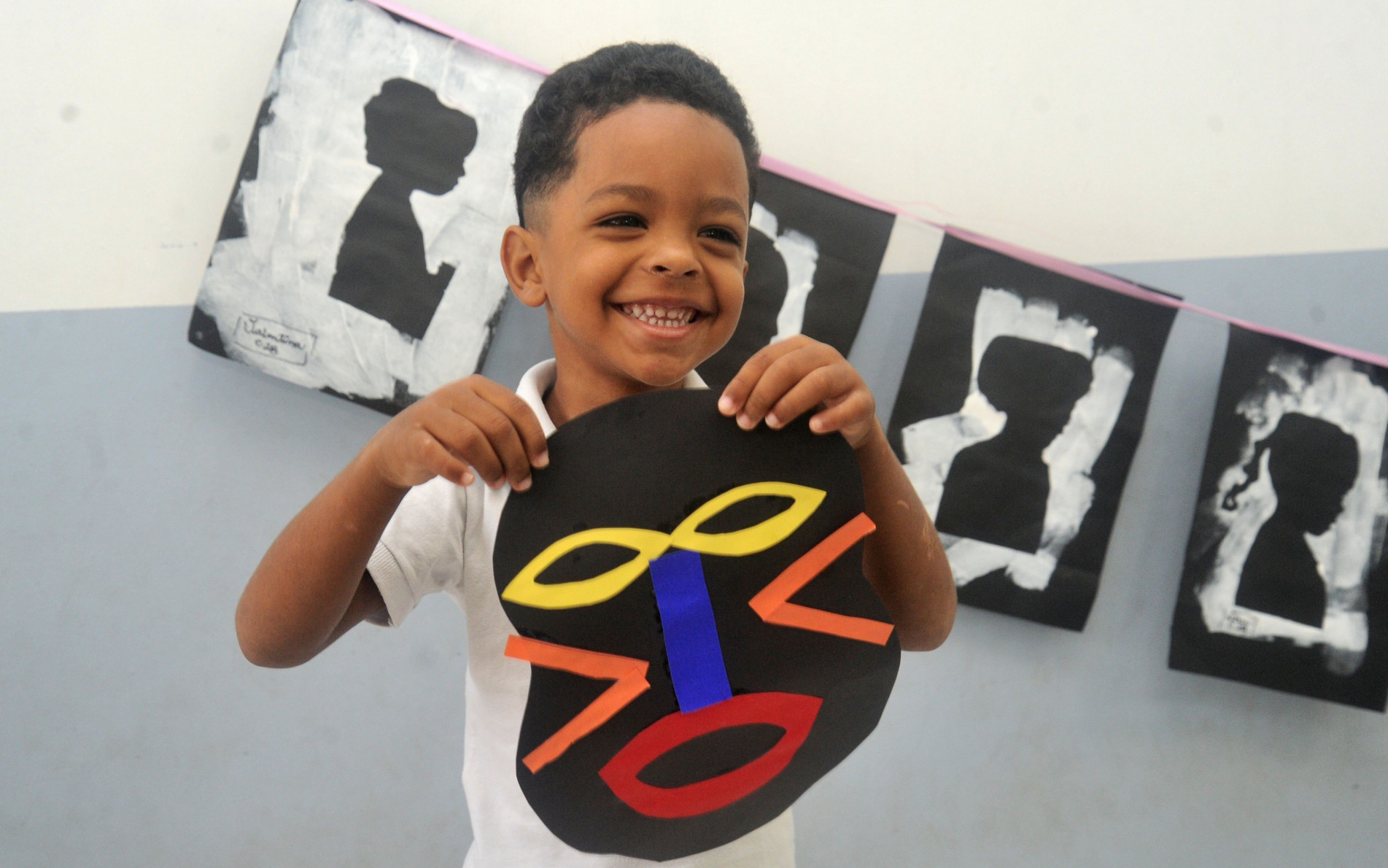 Máscaras e pinturas africanas encantaram Arthur Lucio de Oliveira, de 4 anos 