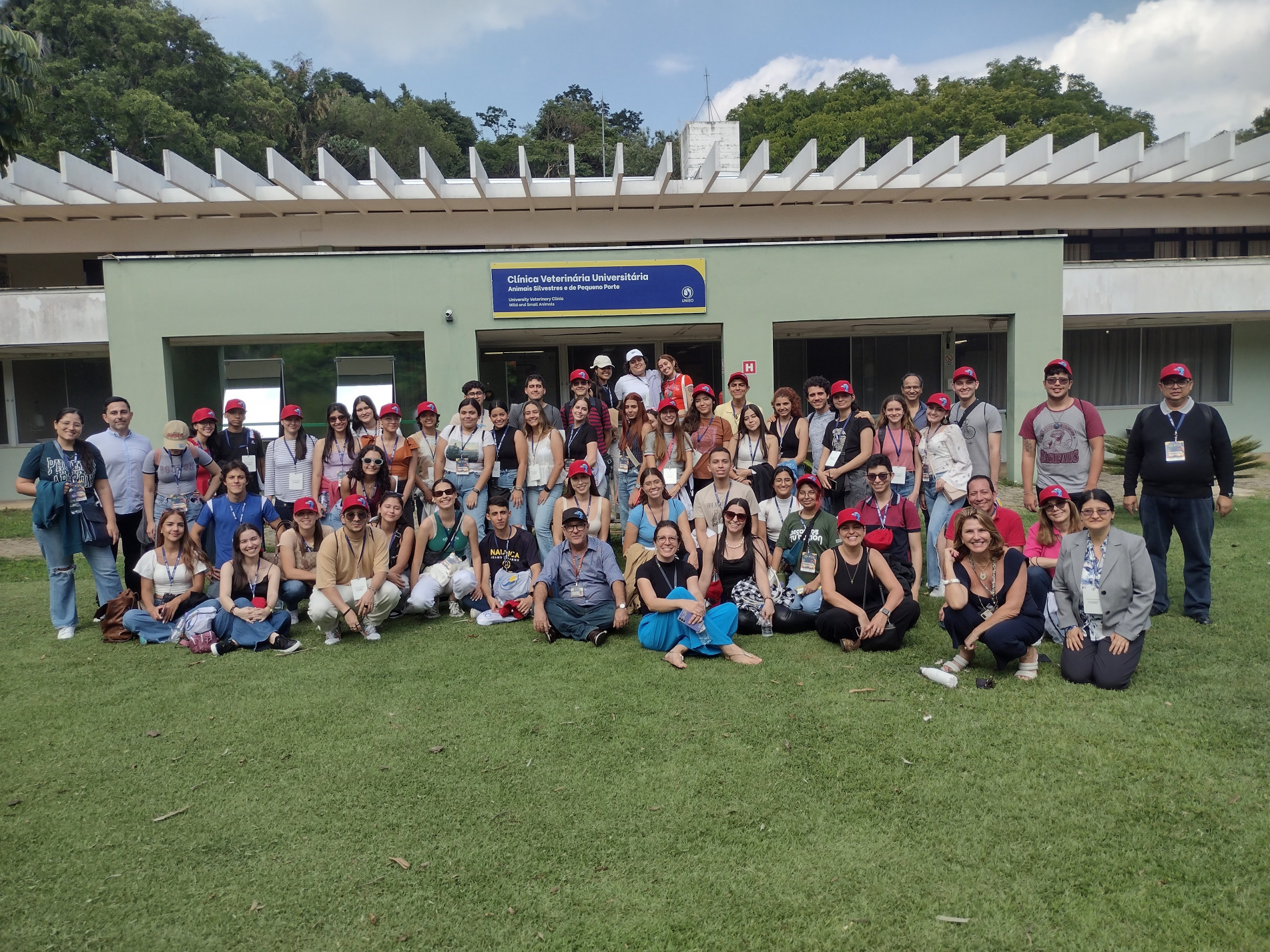 Grupo colombiano em visita à Clínica Veterinária da Uniso
