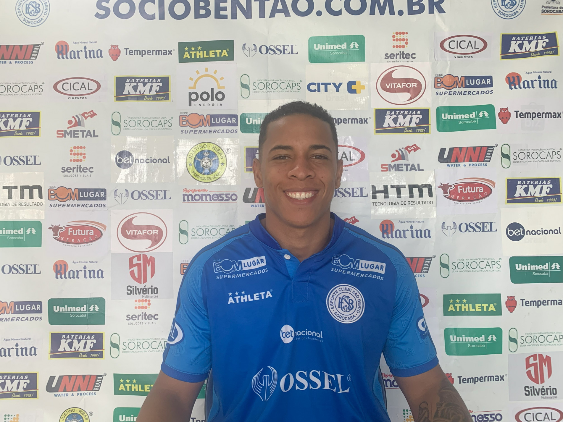 O centroavante Vitão