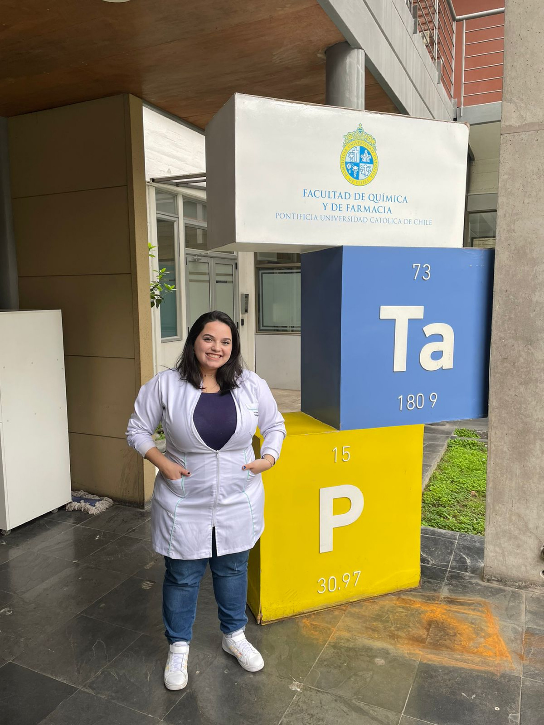 Talita Segato em frente à faculdade de química e farmácia da PUC/Chile