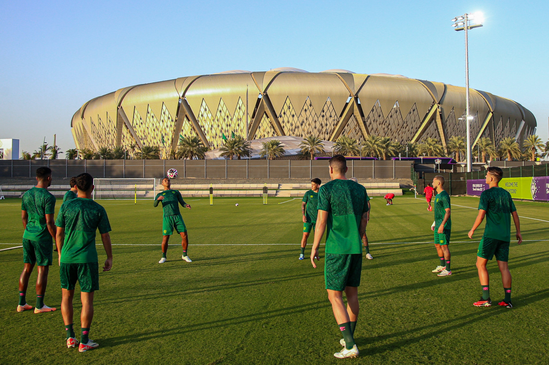 Jogadores se ambientam com clima, bola e campo