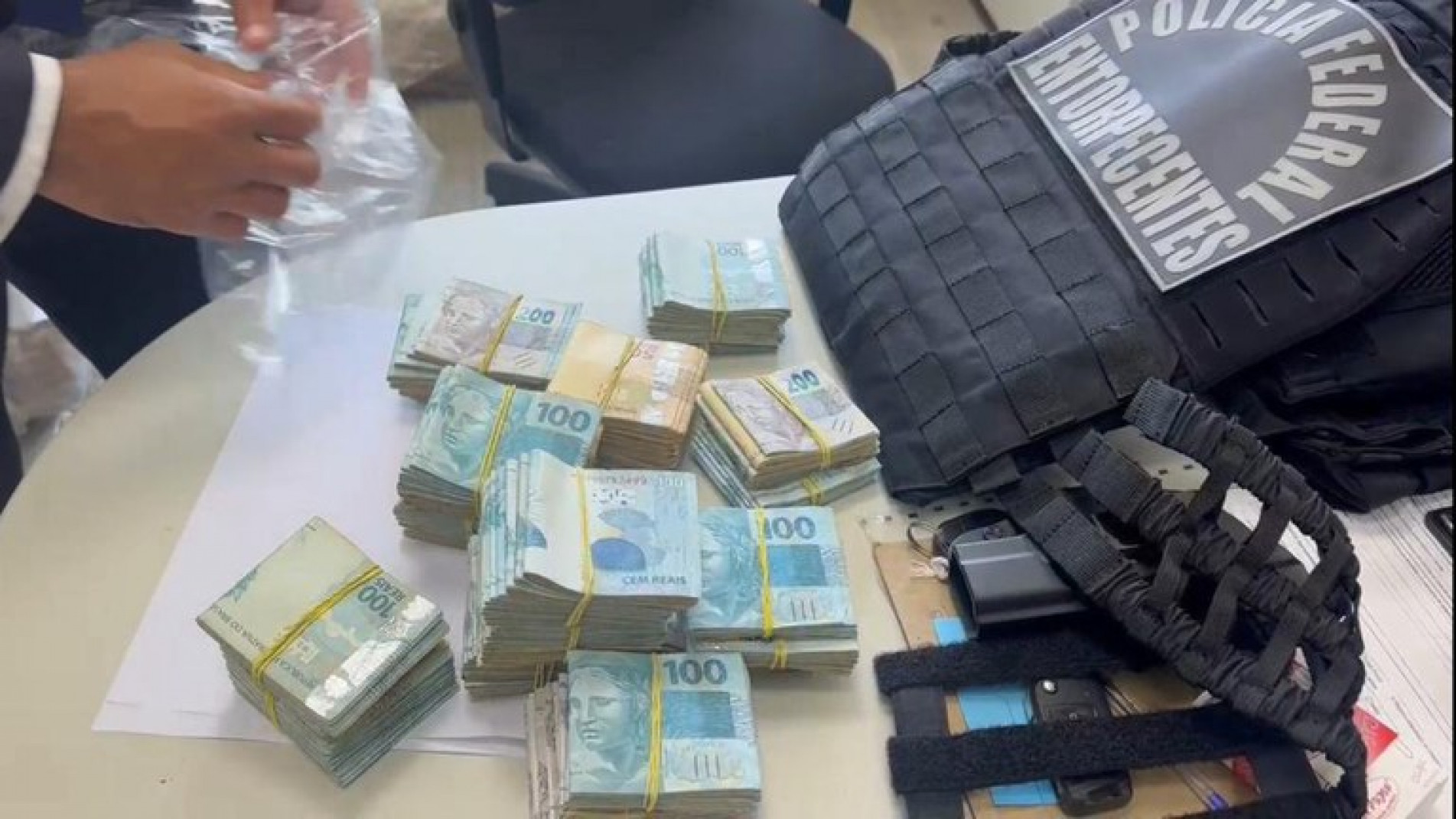 Na casa da deputada foram encontradas duas armas e R$ 148 mil em dinheiro