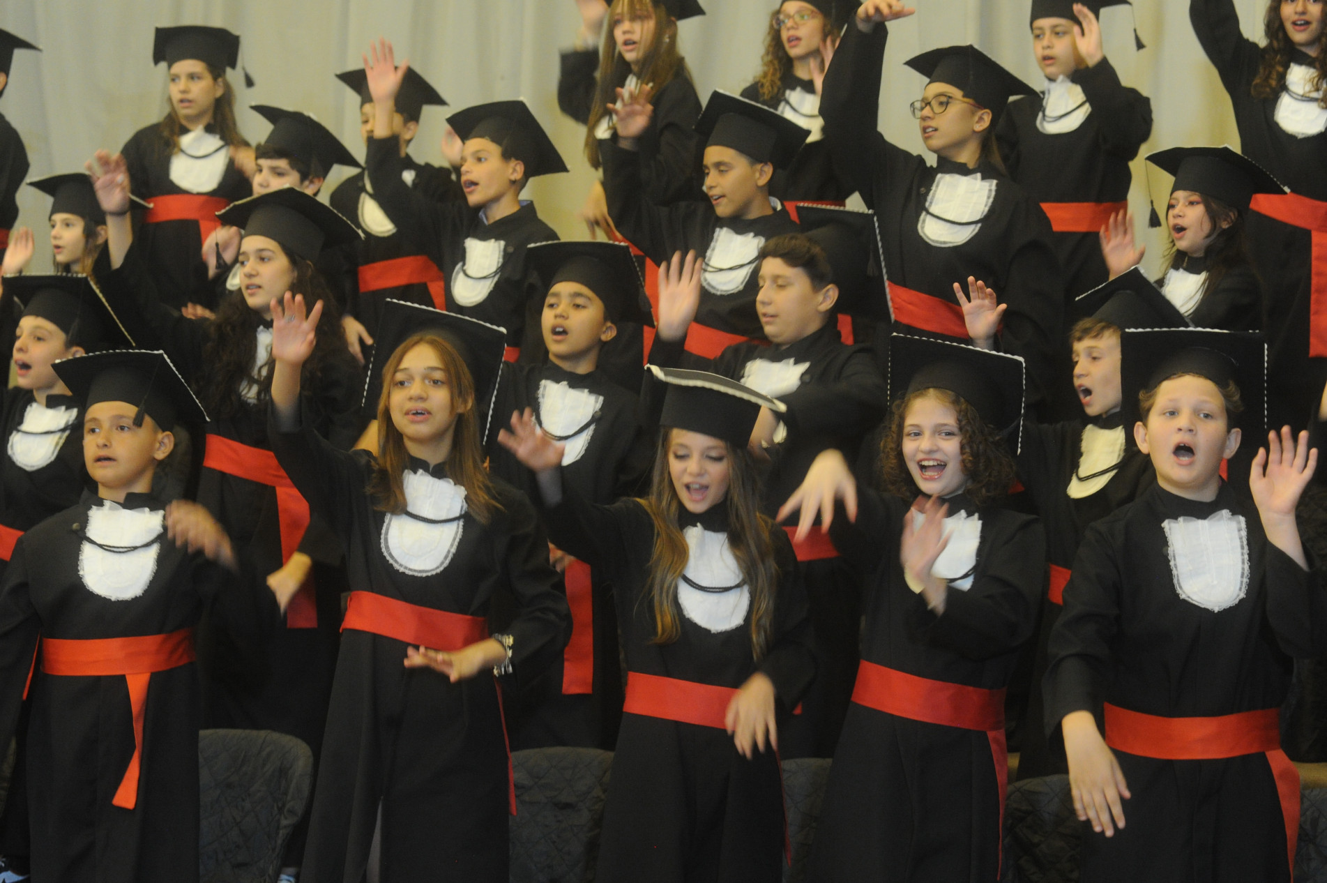 Alunos formandos aproveitaram cada momento da cerimônia realizada no salão do Monteiro Lobato