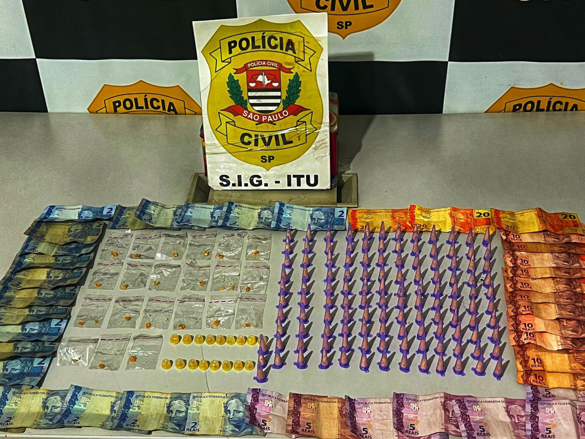 Os entorpecentes foram encontrados no interior de um contêiner de resíduos sólidos